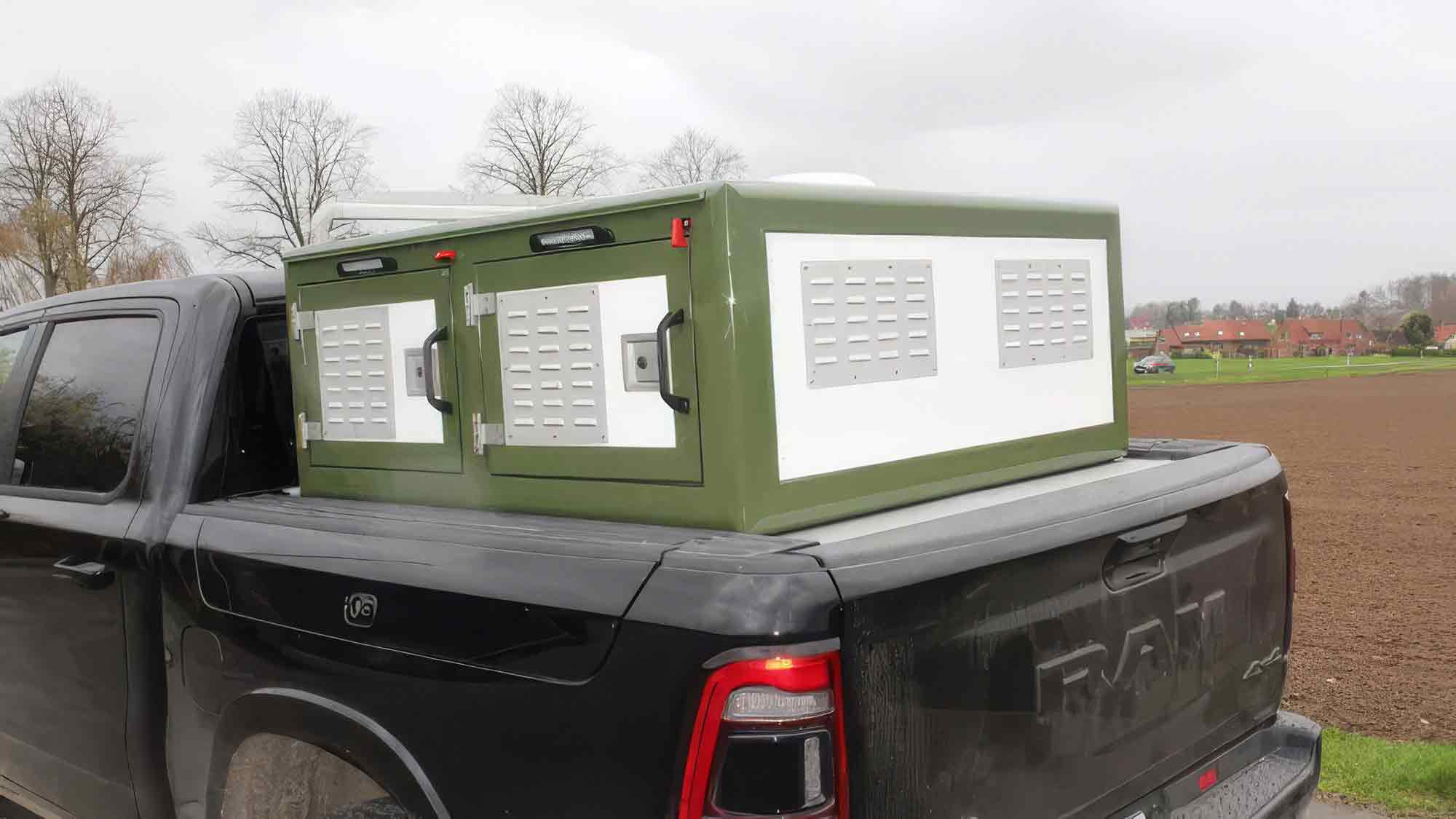 Businessnews Gütersloh: Mit der Meute sicher unterwegs ins Revier: Hundeboxen Aufbau der GLA WEL GmbH für den Pickup Dodge Ram Businessnews Gütersloh: Mit der Meute sicher unterwegs ins Revier: Hundeboxen Aufbau der GLA WEL GmbH für den Pickup Dodge Ram