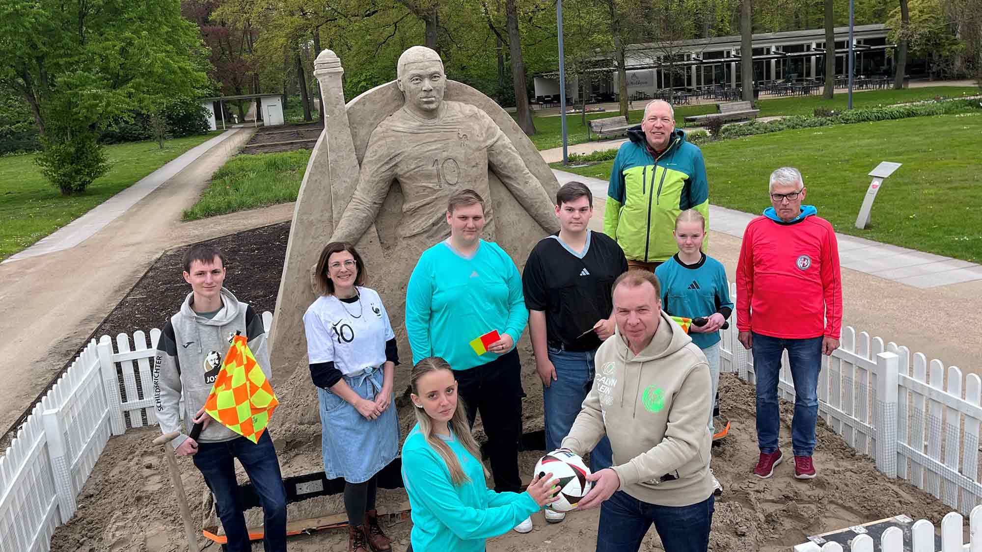 Bad Lippspringe: Sandwelten 2024 im Zeichen der Fußball Europameisterschaft, Beeindruckende Skulpturen und tolle Veranstaltungen vom 3. Mai bis zum 23. Juni 2024 Bad Lippspringe: Sandwelten 2024 im Zeichen der Fußball Europameisterschaft, Beeindruckende Skulpturen und tolle Veranstaltungen vom 3. Mai bis zum 23. Juni 2024