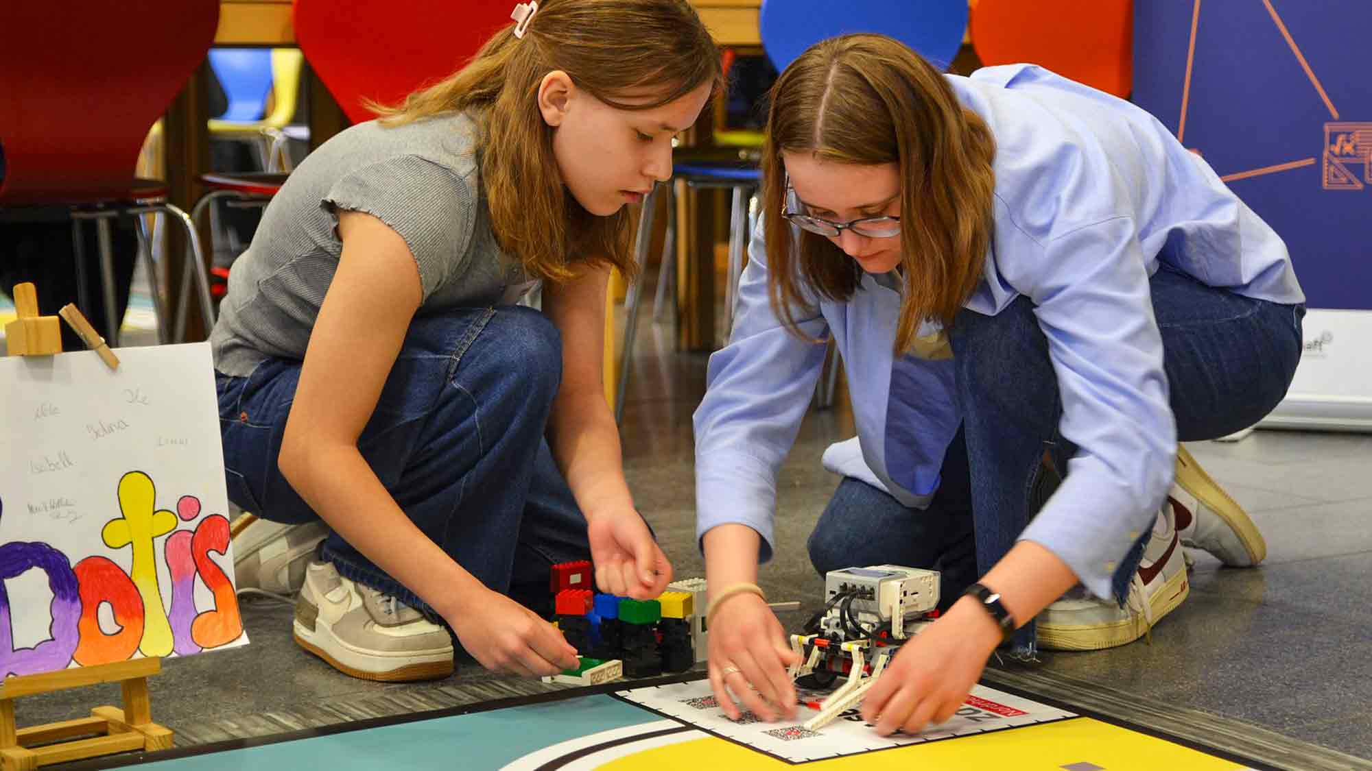 Roboter im Wettlauf gegen die Zeit, Wettbewerb lässt Kinder in Halle (Westfalen) gemeinsam tüfteln und programmieren Roboter im Wettlauf gegen die Zeit, Wettbewerb lässt Kinder in Halle (Westfalen) gemeinsam tüfteln und programmieren