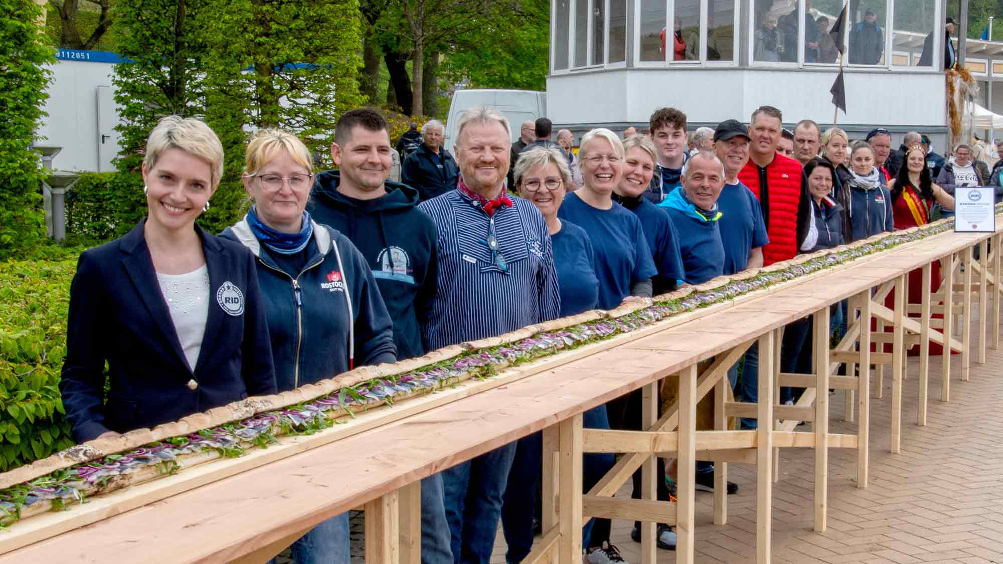 Rügen knackt Fischbrötchen Weltrekord von Usedom und produziert »längstes Bismarckheringsbrötchen« der Welt Rügen knackt Fischbrötchen Weltrekord von Usedom und produziert »längstes Bismarckheringsbrötchen« der Welt