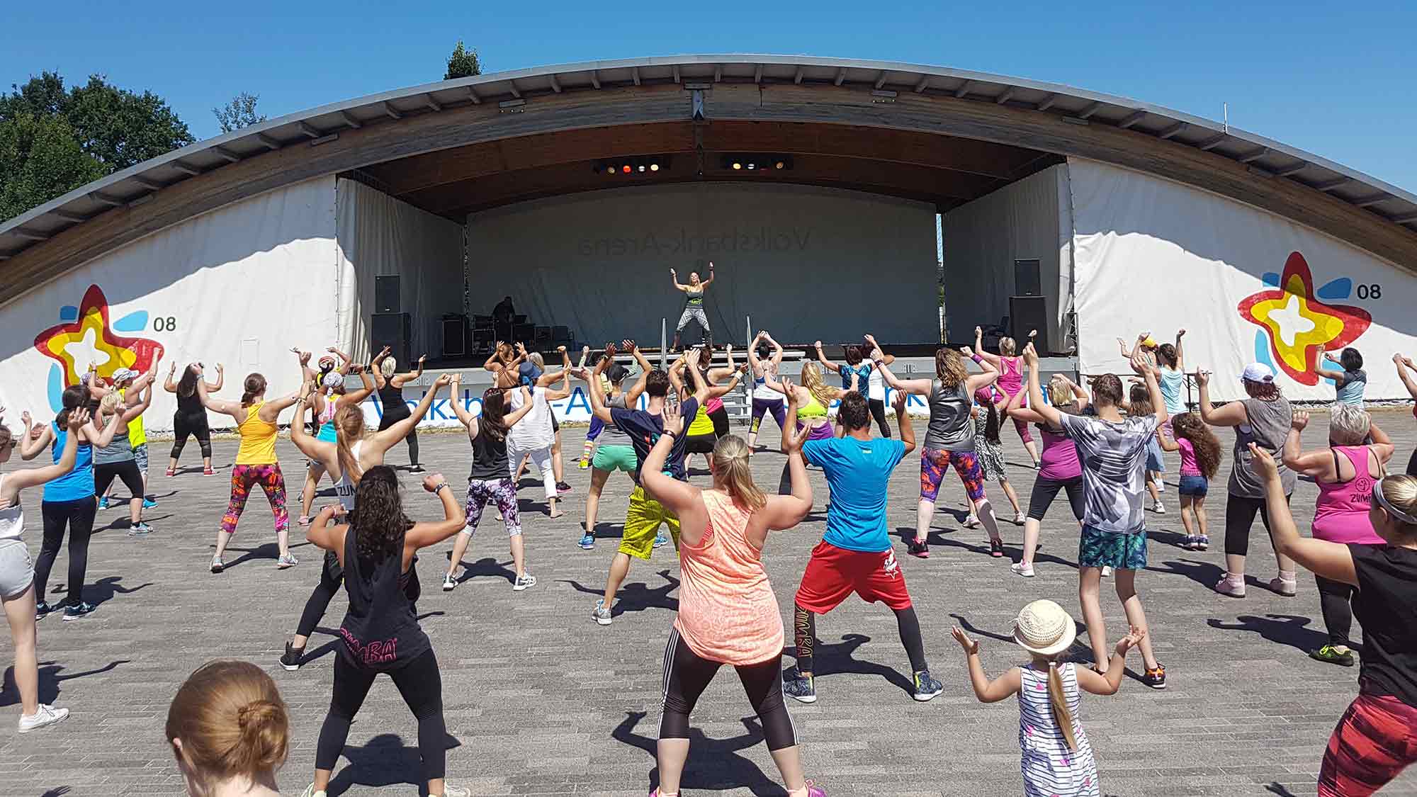 Beim Zumba geht am Sonntag die Post ab, Sportangebot ab 14.30 Uhr im Gartenschaupark Rietberg, 12. Mai 2024 Beim Zumba geht am Sonntag die Post ab, Sportangebot ab 14.30 Uhr im Gartenschaupark Rietberg, 12. Mai 2024