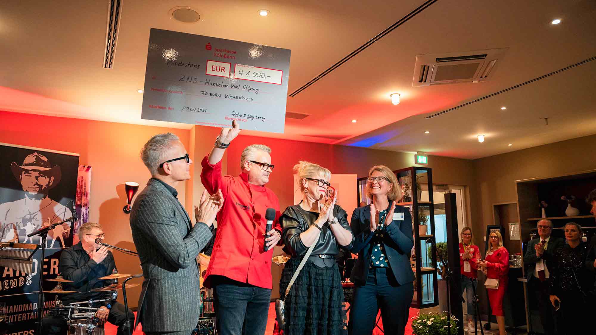Friends Kochclub sammelte 41 000 Euro für ZNS-Kochclub der Hannelore Kohl Stiftung im Best Western Premier IB Hotel Friedberger Warte Friends Kochclub sammelte 41 000 Euro für ZNS-Kochclub der Hannelore Kohl Stiftung im Best Western Premier IB Hotel Friedberger Warte