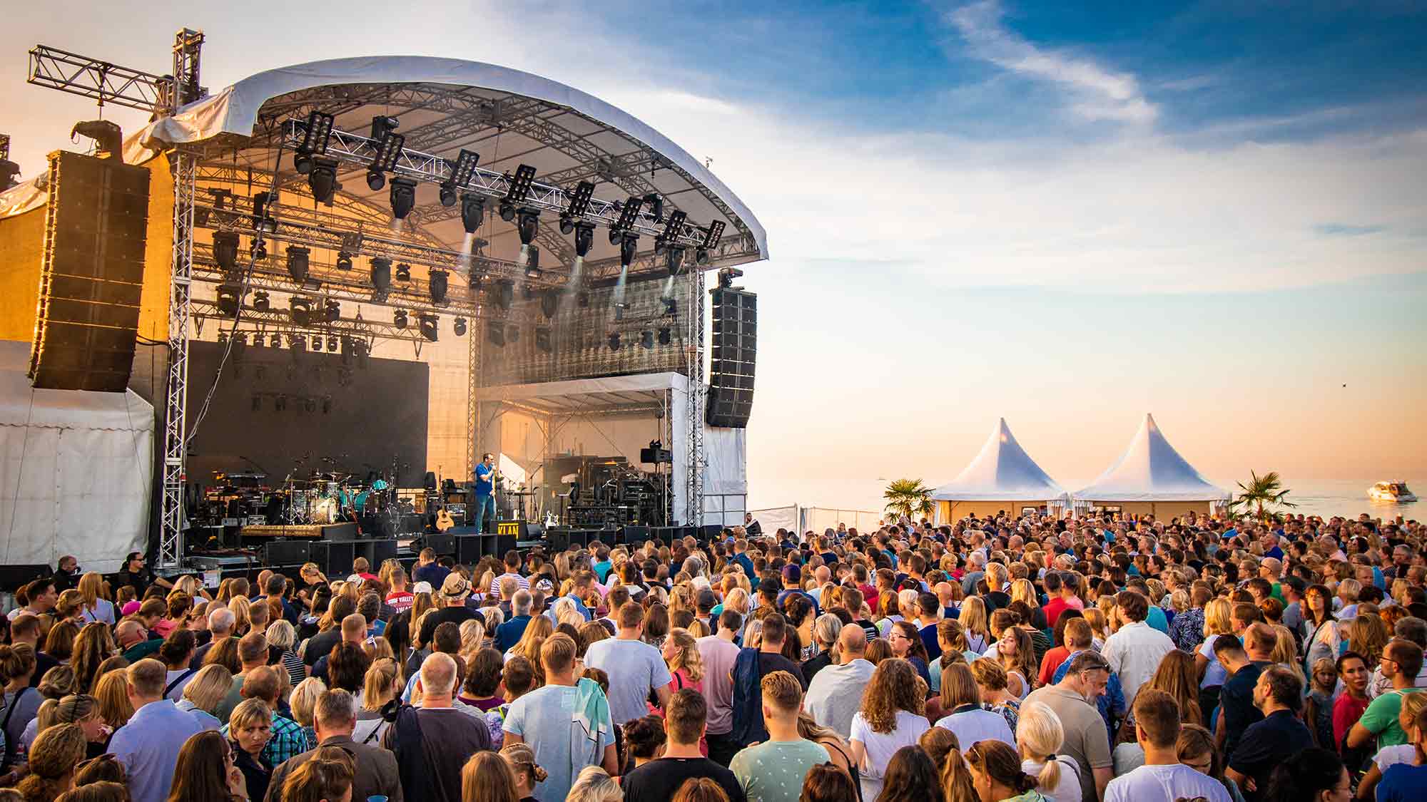 Stars an der Ostsee – Sasha, Lou Bega & die große Beach Party, Vorverkaufsstart für das Kühlungsborner Ostsee Open Air 2024 Stars an der Ostsee – Sasha, Lou Bega & die große Beach Party, Vorverkaufsstart für das Kühlungsborner Ostsee Open Air 2024