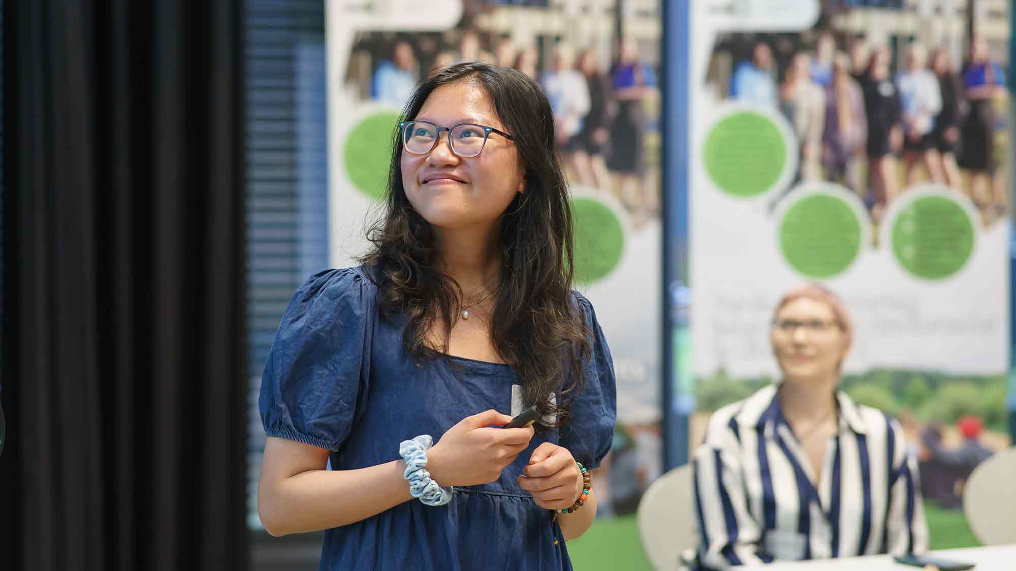 »ViSiB« meets Global Graduates: Bielefelder Verein ehrt Studentinnen aus Vietnam und den Philippinen für herausragendes Engagement in OWL »ViSiB« meets Global Graduates: Bielefelder Verein ehrt Studentinnen aus Vietnam und den Philippinen für herausragendes Engagement in OWL