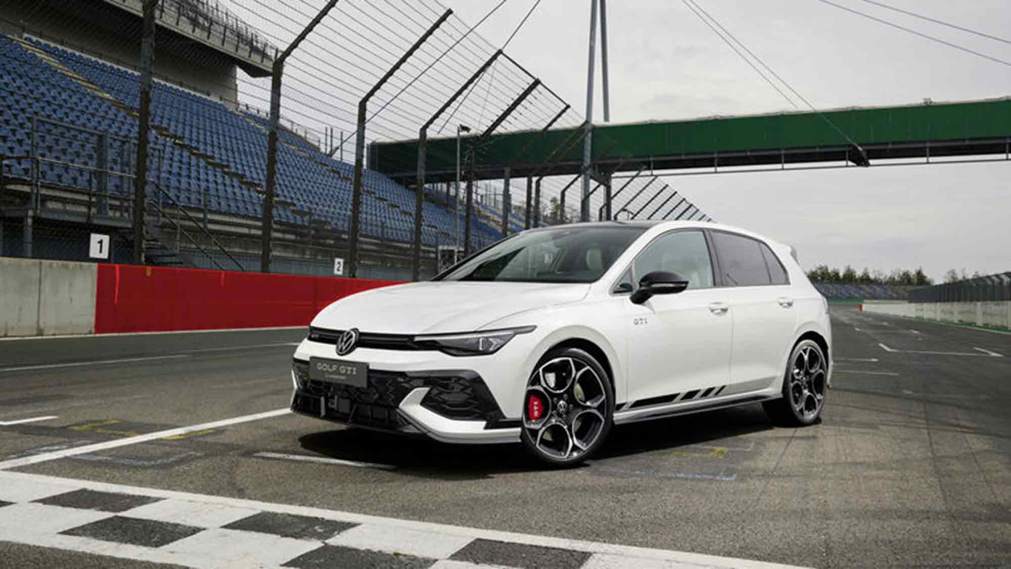 Der neue Golf GTI Clubsport feiert Weltpremiere beim 24 Stunden Rennen auf dem Nürburgring Der neue Golf GTI Clubsport feiert Weltpremiere beim 24 Stunden Rennen auf dem Nürburgring