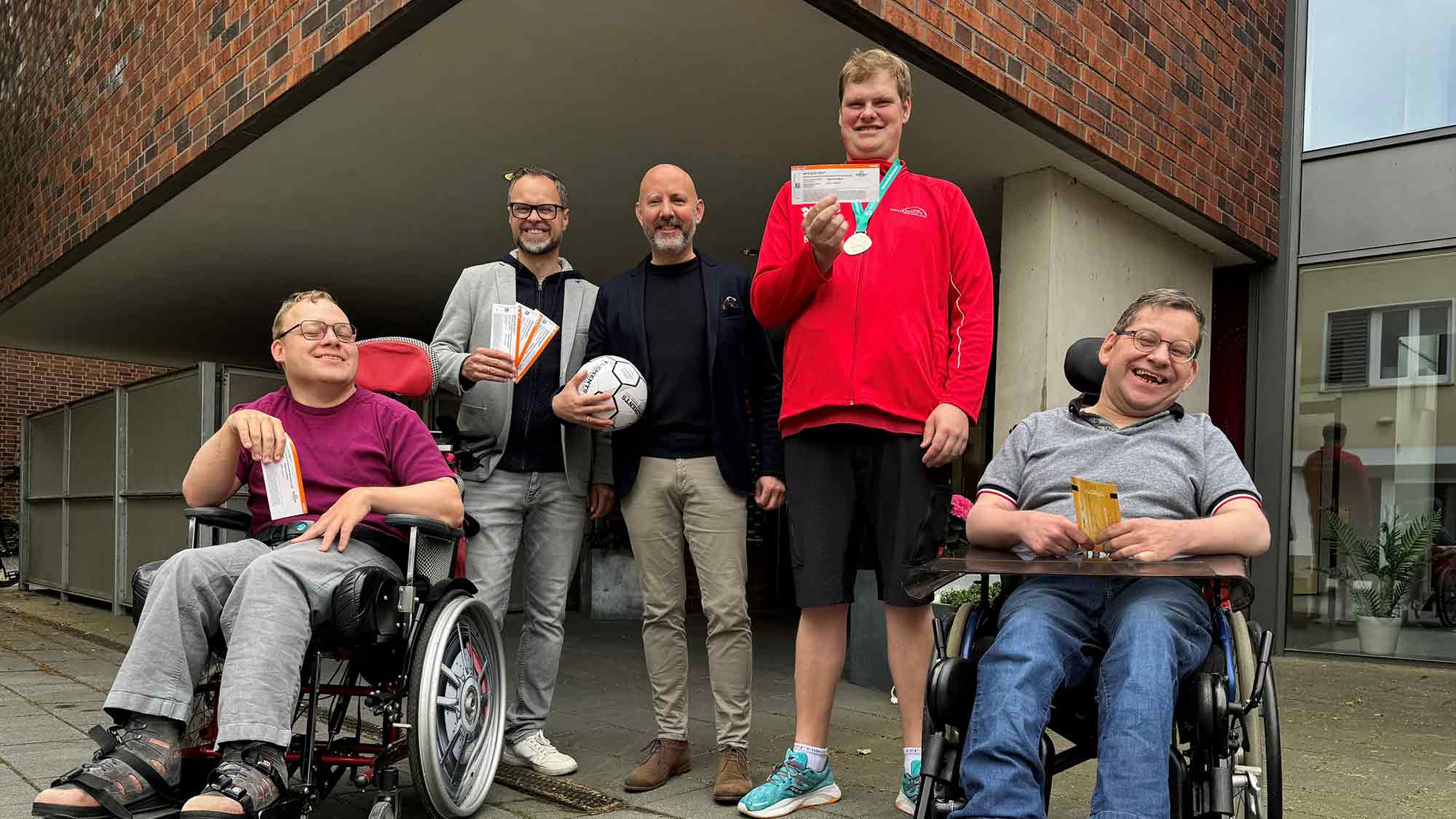 Rollstuhlfahrer vom Wertkreis Gütersloh freuen sich über Tickets für das öffentliche Training der portugiesischen Nationalelf Rollstuhlfahrer vom Wertkreis Gütersloh freuen sich über Tickets für das öffentliche Training der portugiesischen Nationalelf