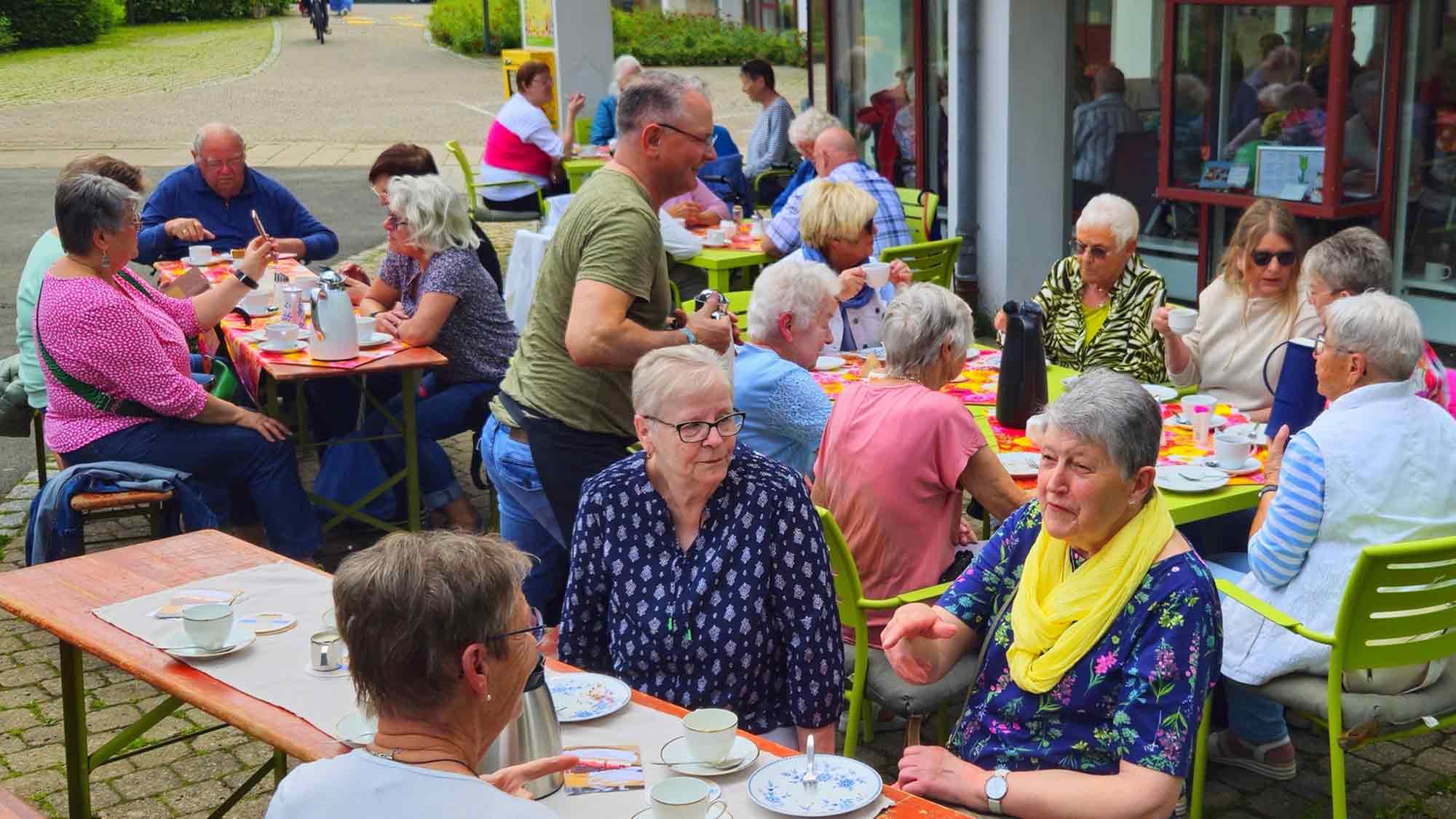 Zweites ehrenamtliches Nachbarschaftscafé im Hansehaus Lemgo wieder sehr gut besucht