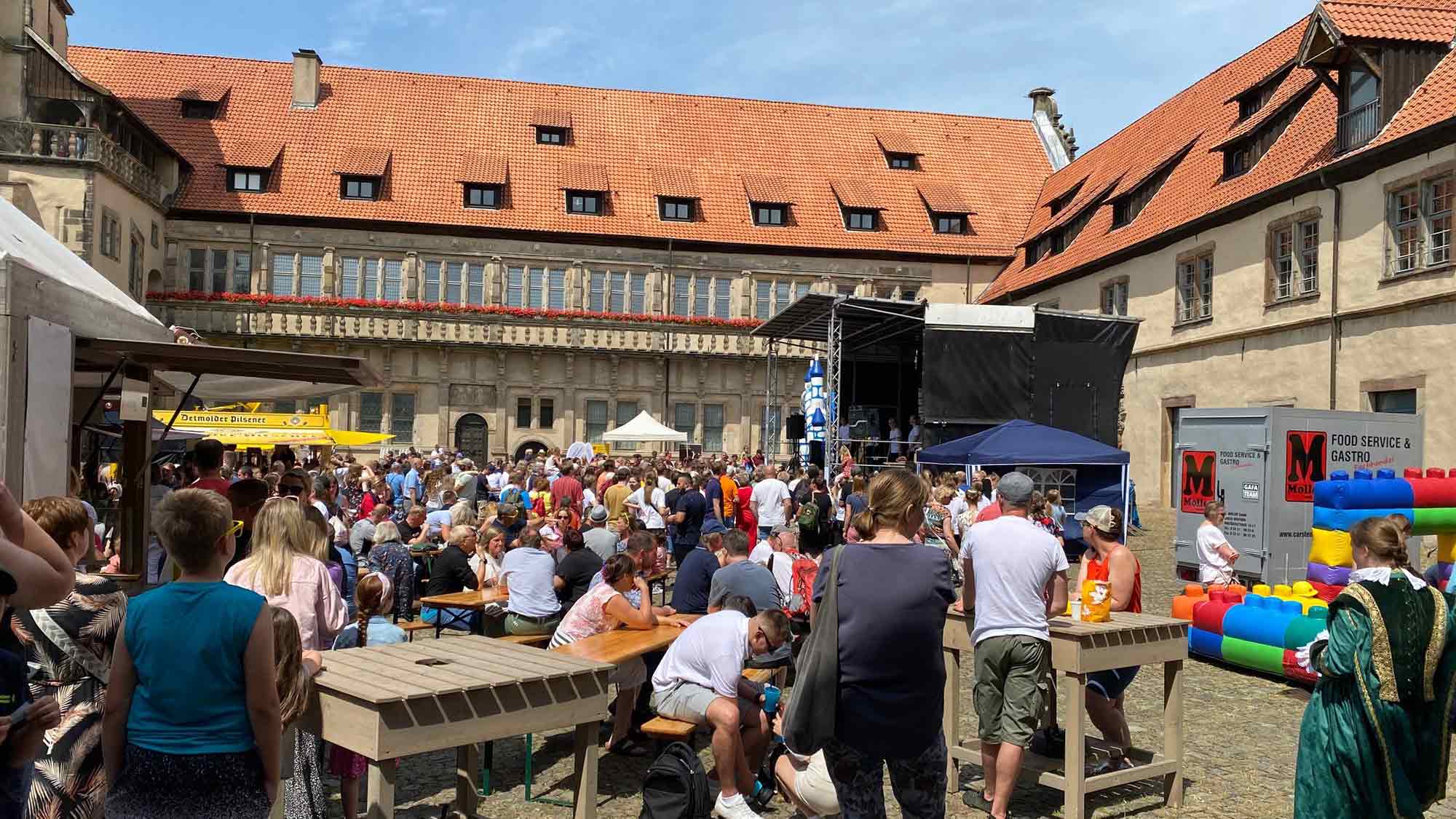 Großes Familienfest mit Rockmusik für Kinder, Bullriding, Kanufahren und mehr rund ums Schloss Brake, 23. Juni 2024 Großes Familienfest mit Rockmusik für Kinder, Bullriding, Kanufahren und mehr rund ums Schloss Brake, 23. Juni 2024