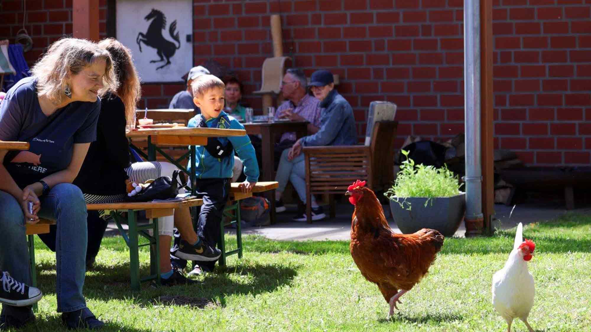 Nette Menschen treffen, Patenkinder besuchen, lecker essen: Tierpatenfrühstück bei »Achtung für Tiere« Nette Menschen treffen, Patenkinder besuchen, lecker essen: Tierpatenfrühstück bei »Achtung für Tiere«