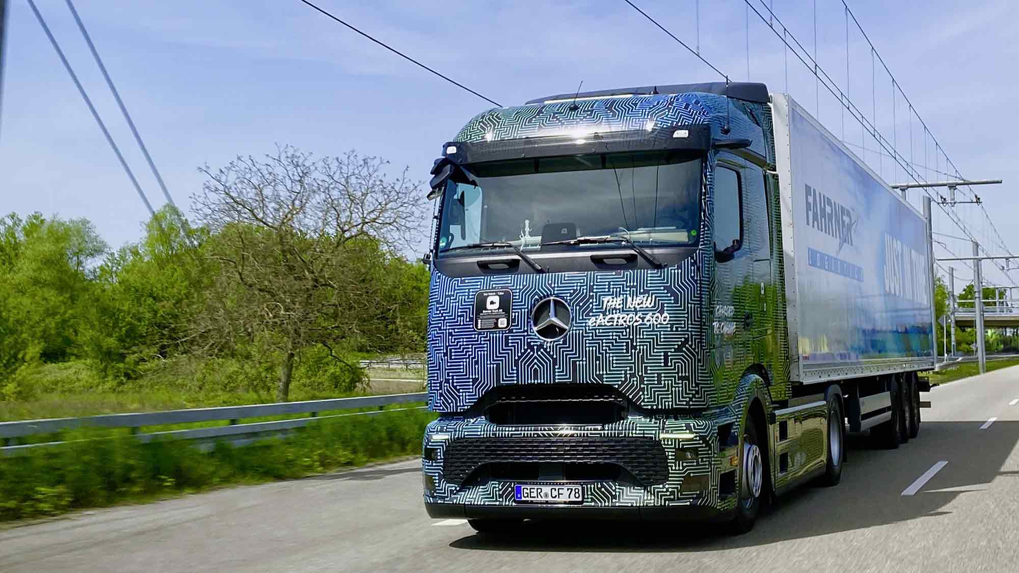 Technologievergleich im Nordschwarzwald: Batterieelektrischer eActros 600 für den Fernverkehr tritt gegen Oberleitungs Lkw an Technologievergleich im Nordschwarzwald: Batterieelektrischer eActros 600 für den Fernverkehr tritt gegen Oberleitungs Lkw an