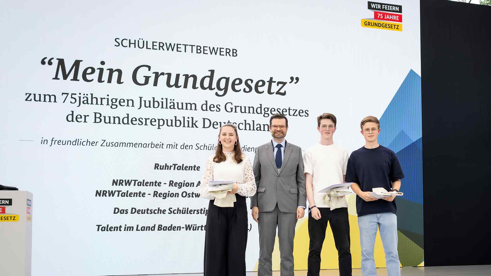 »Mein Grundgesetz« – Schüler aus OWL gewinnen beim Schülerwettbewerb des Bundesministeriums der Justiz »Mein Grundgesetz« – Schüler aus OWL gewinnen beim Schülerwettbewerb des Bundesministeriums der Justiz