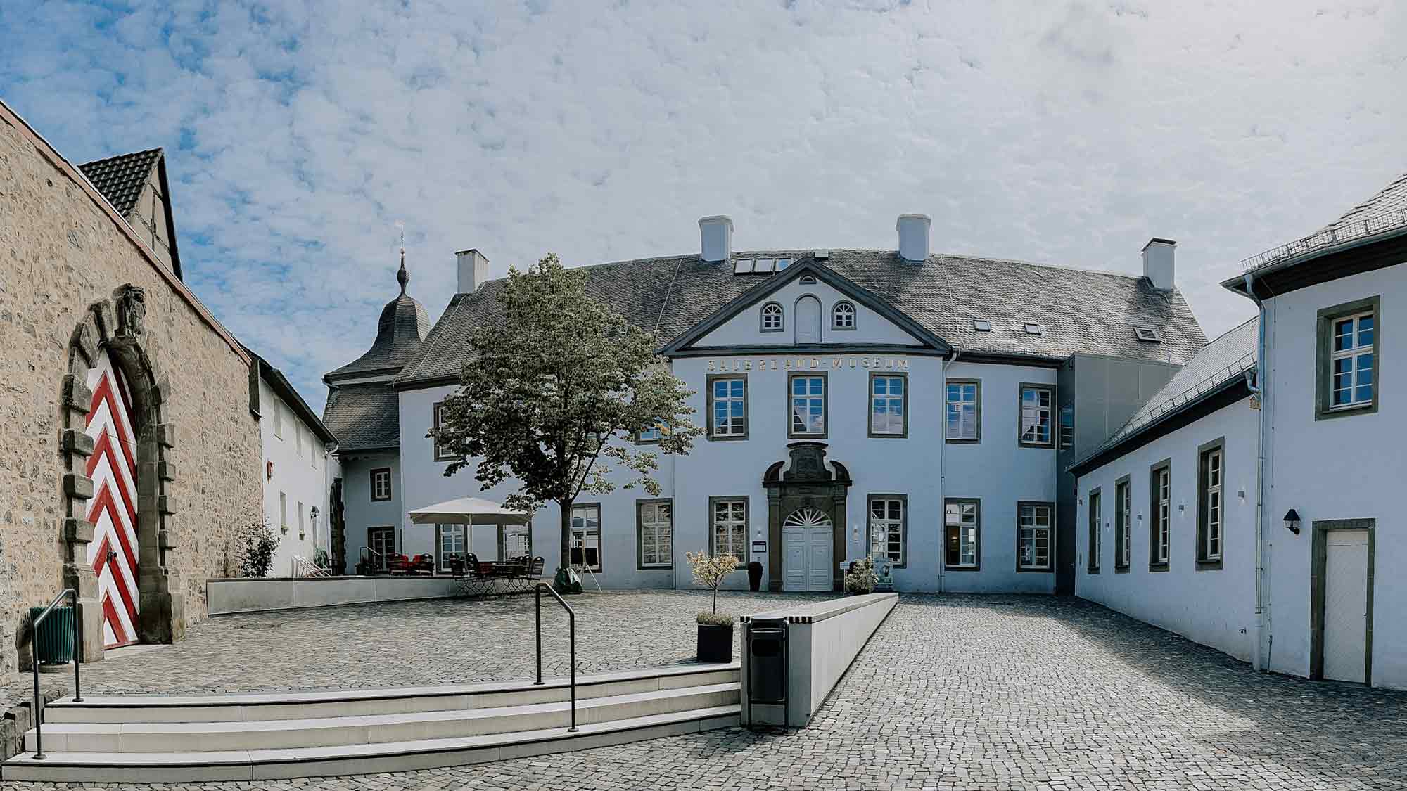 Sauerland Museum Arnsberg: Open Air Sommerkino im Museumshof, »One for the road« mit Frederick Lau und Nora Tschirner, 28. Juni 2024 Sauerland Museum Arnsberg: Open Air Sommerkino im Museumshof, »One for the road« mit Frederick Lau und Nora Tschirner, 28. Juni 2024