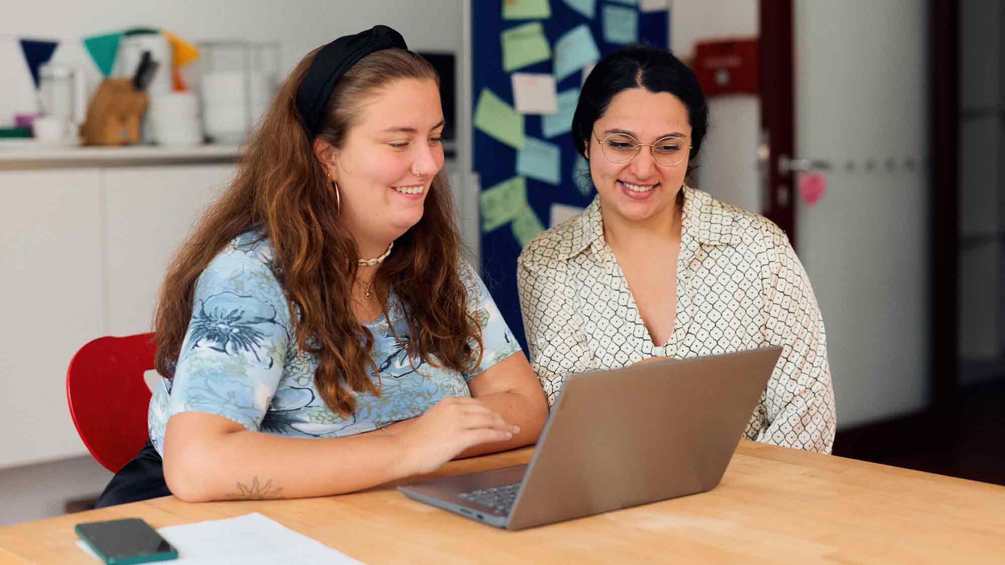 HSBI Studentin aus dem Iran erhält DAAD Preis 2024 für soziales Engagement und akademische Spitzenleistungen