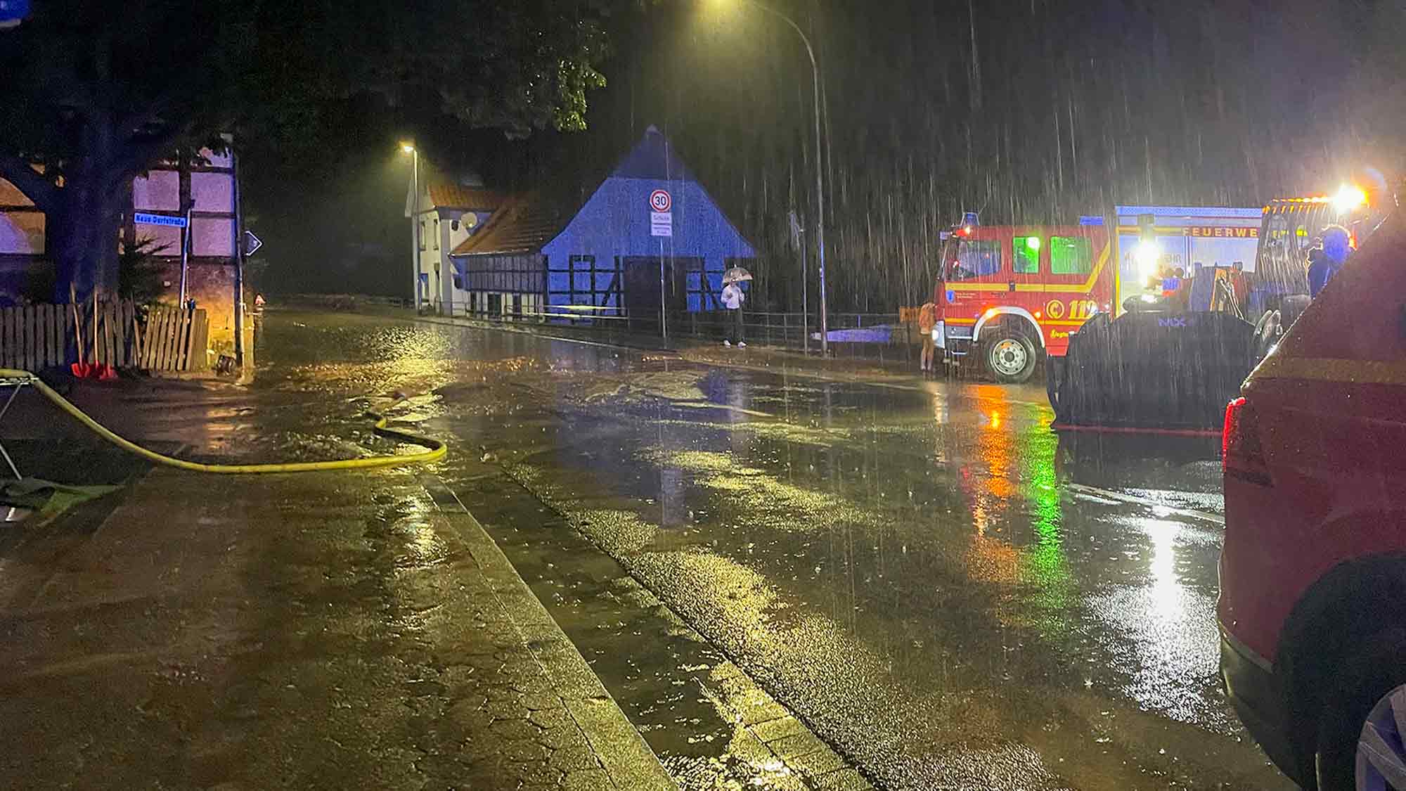 Freiwillige Feuerwehr Bad Salzuflen: Starkregen beschädigt Gebäude und überflutet Straßen in Wüsten