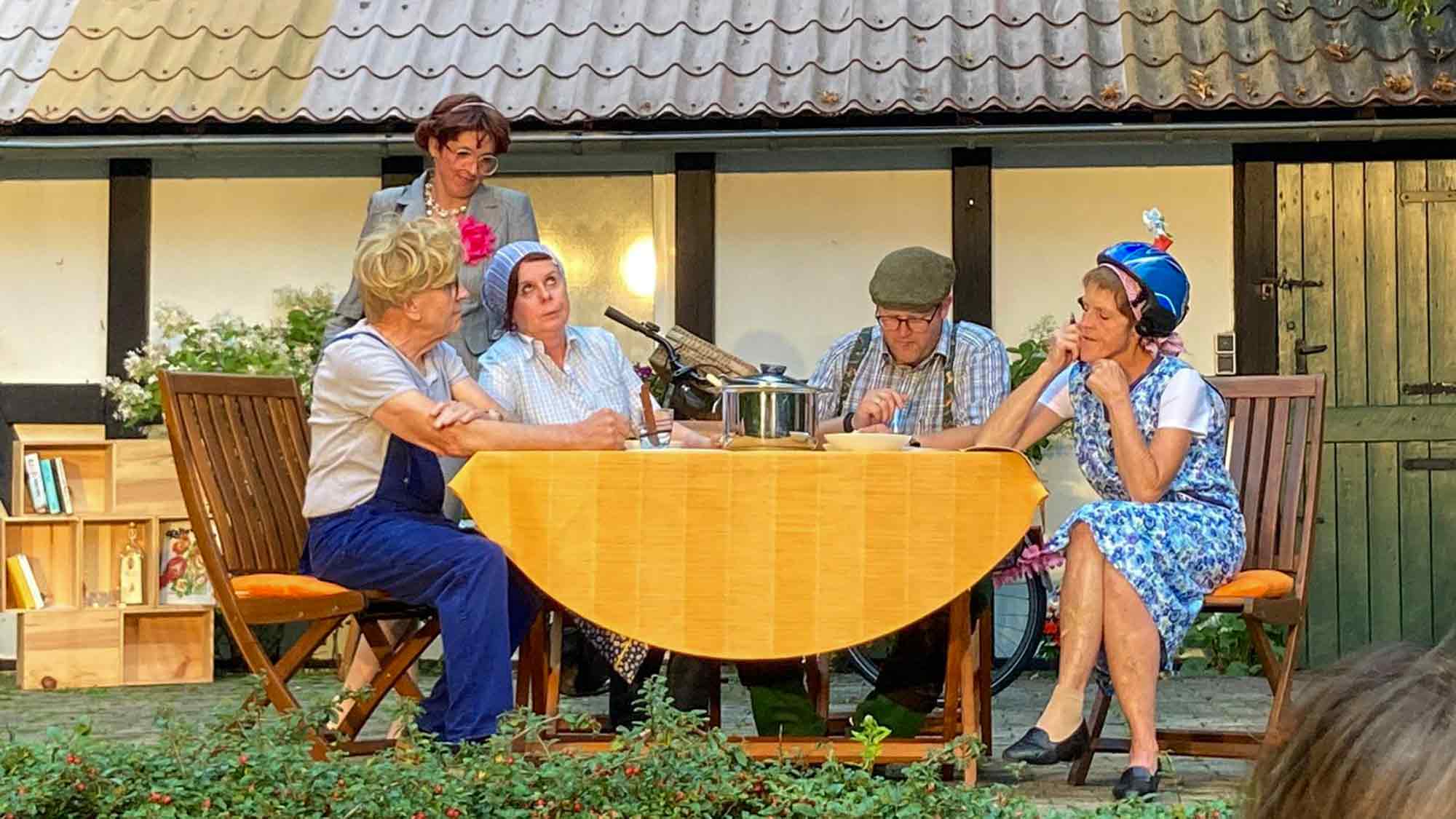 Piumer Bauerntheater, Freilicht und Naturbühne Borgholzhausen, &raquo;De ledige Bauplatz&laquo;, plattdeutsches Lustspiel in 3 Akten von Regina Rösch, August 2024