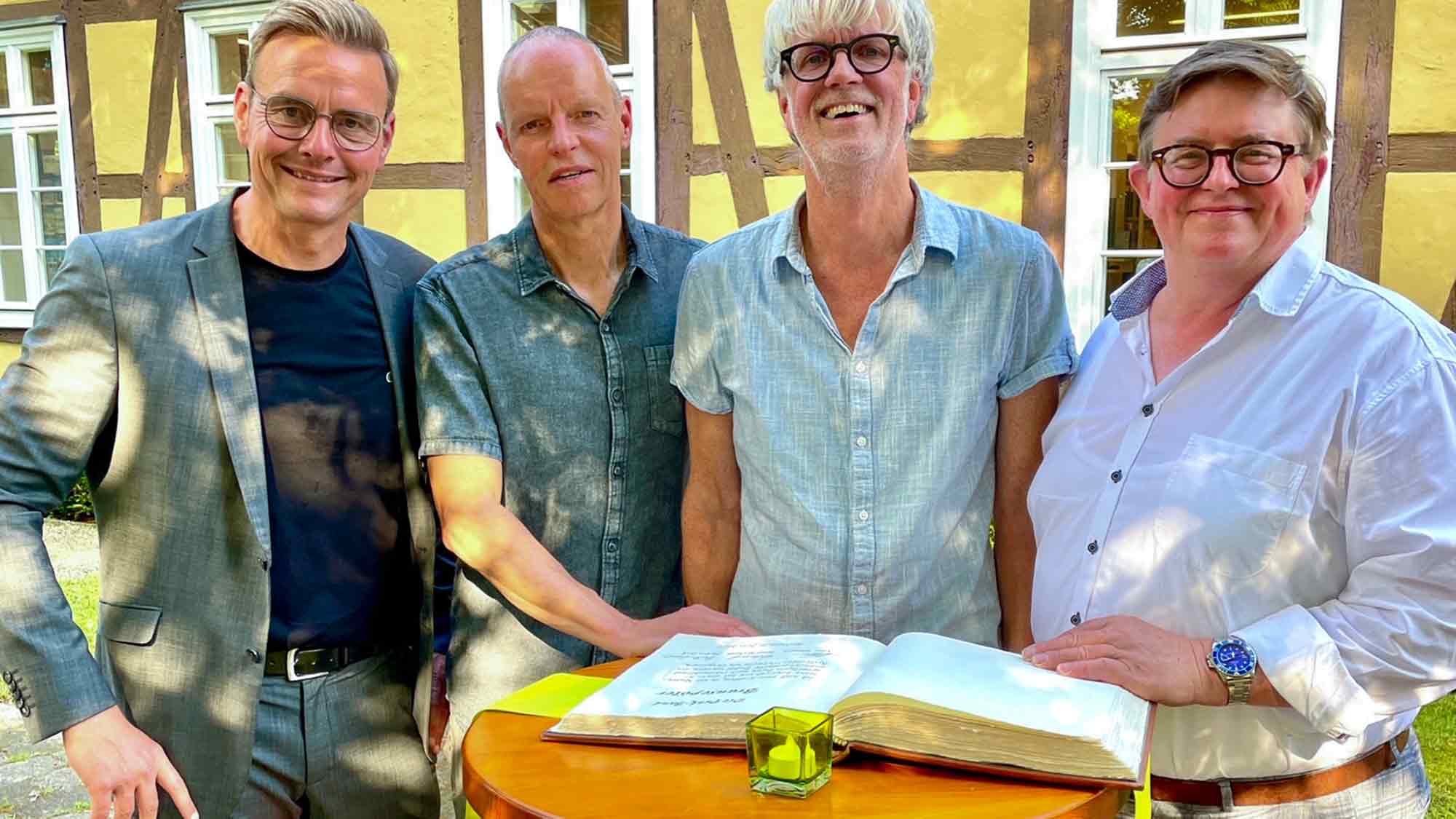 Städtischer Ritterschlag für »Brausepöter«, hiesige Punk Band erhält Eintrag ins Goldene Buch der Stadt Rietberg Städtischer Ritterschlag für »Brausepöter«, hiesige Punk Band erhält Eintrag ins Goldene Buch der Stadt Rietberg