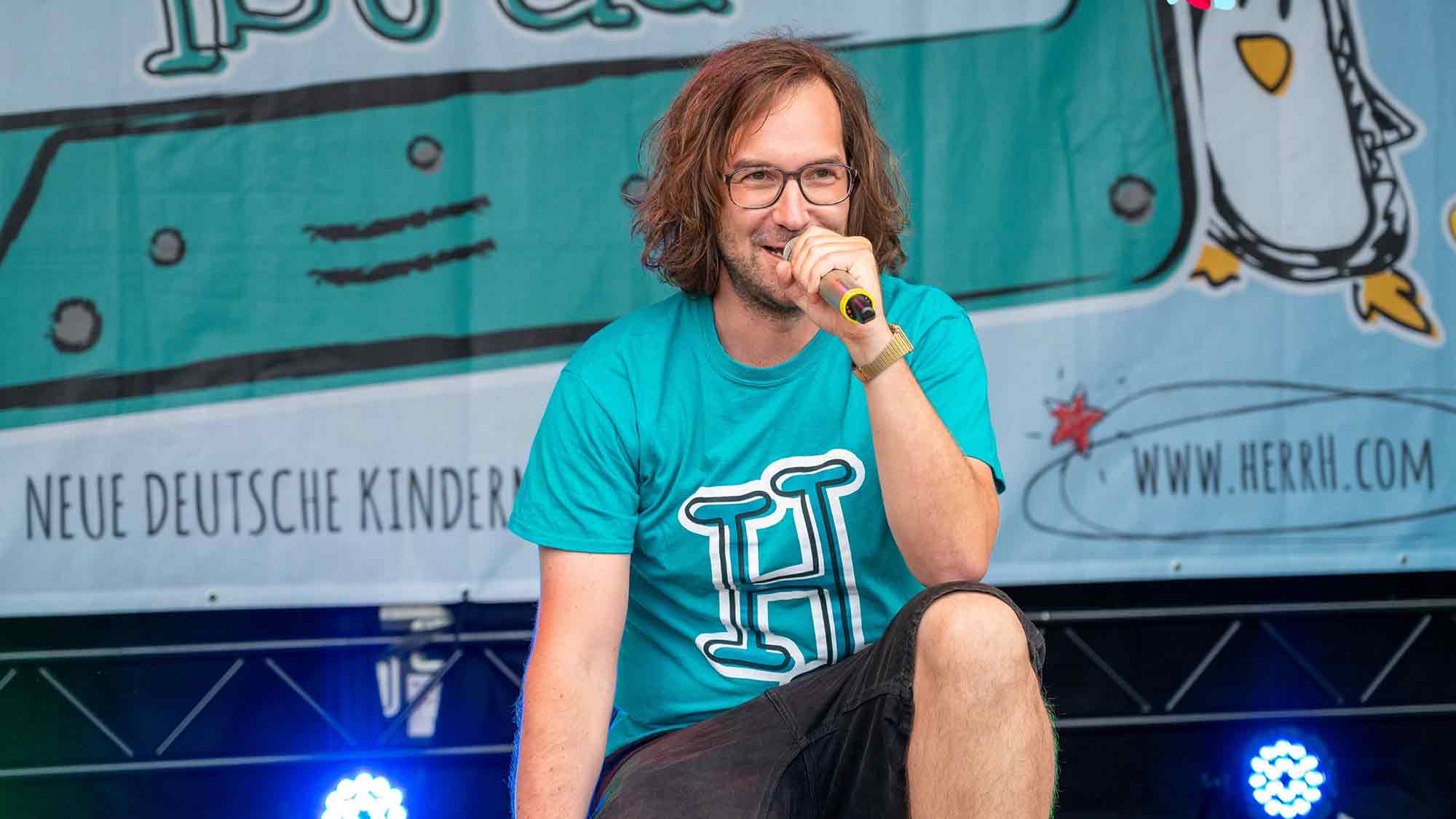 Weniger als Vollgas gibt es hier nicht: Kinderliedermacher »herrH« zu Gast im #Gartenschaupark #Rietberg, 17. August 2024 Weniger als Vollgas gibt es hier nicht: Kinderliedermacher »herrH« zu Gast im #Gartenschaupark #Rietberg, 17. August 2024