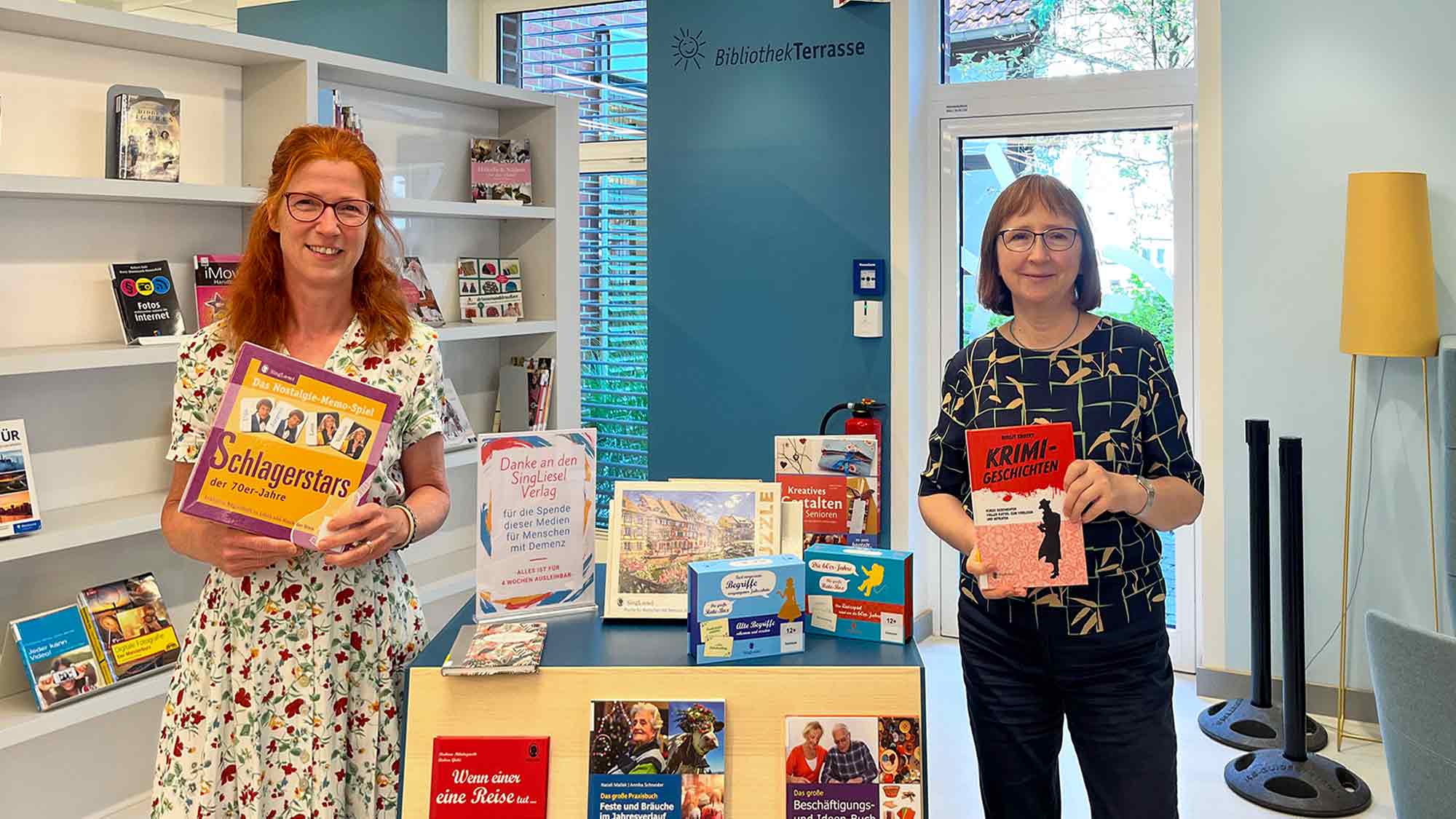 Bibliothek in Verl erhält vom »SingLiesel« Verlag Bücher und Spiele für Menschen mit Demenz als Spende Bibliothek in Verl erhält vom »SingLiesel« Verlag Bücher und Spiele für Menschen mit Demenz als Spende