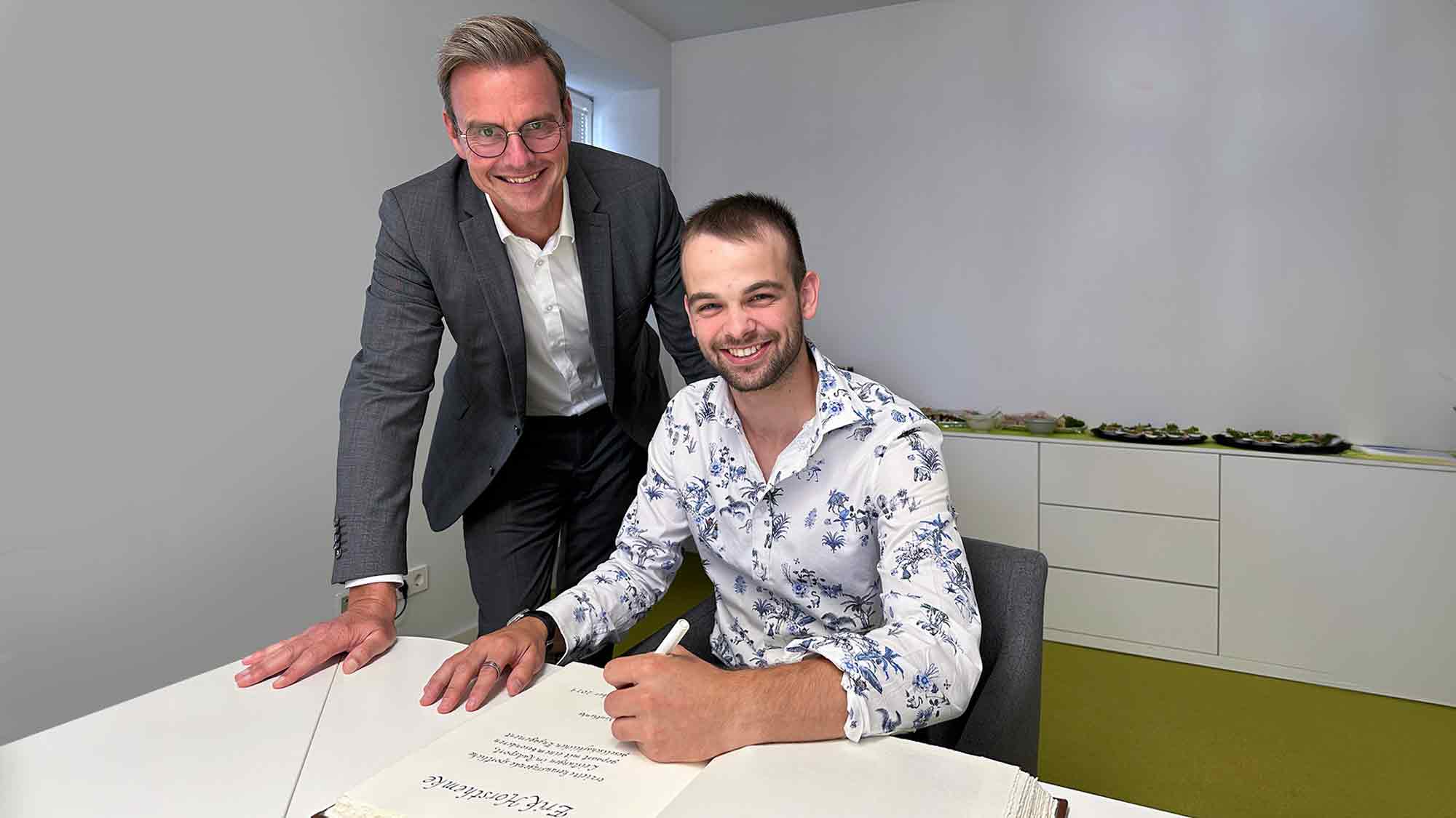 Tausende Kilometer unterwegs im Rennradsattel: Sportler Erik Horsthemke trägt sich ins Goldene Buch der Stadt Rietberg ein Tausende Kilometer unterwegs im Rennradsattel: Sportler Erik Horsthemke trägt sich ins Goldene Buch der Stadt Rietberg ein