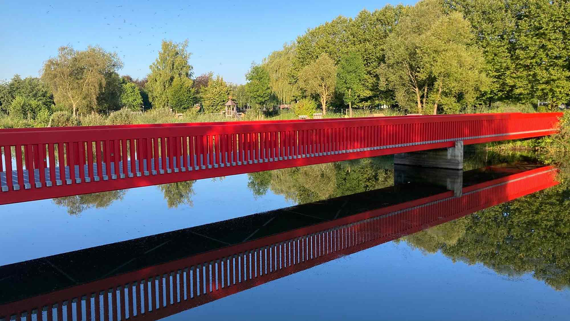Prägnante Brücke erstrahlt in neuem Feuerrot: Seppeler Rietbergwerke überarbeiten Bauwerk im Park Prägnante Brücke erstrahlt in neuem Feuerrot: Seppeler Rietbergwerke überarbeiten Bauwerk im Park
