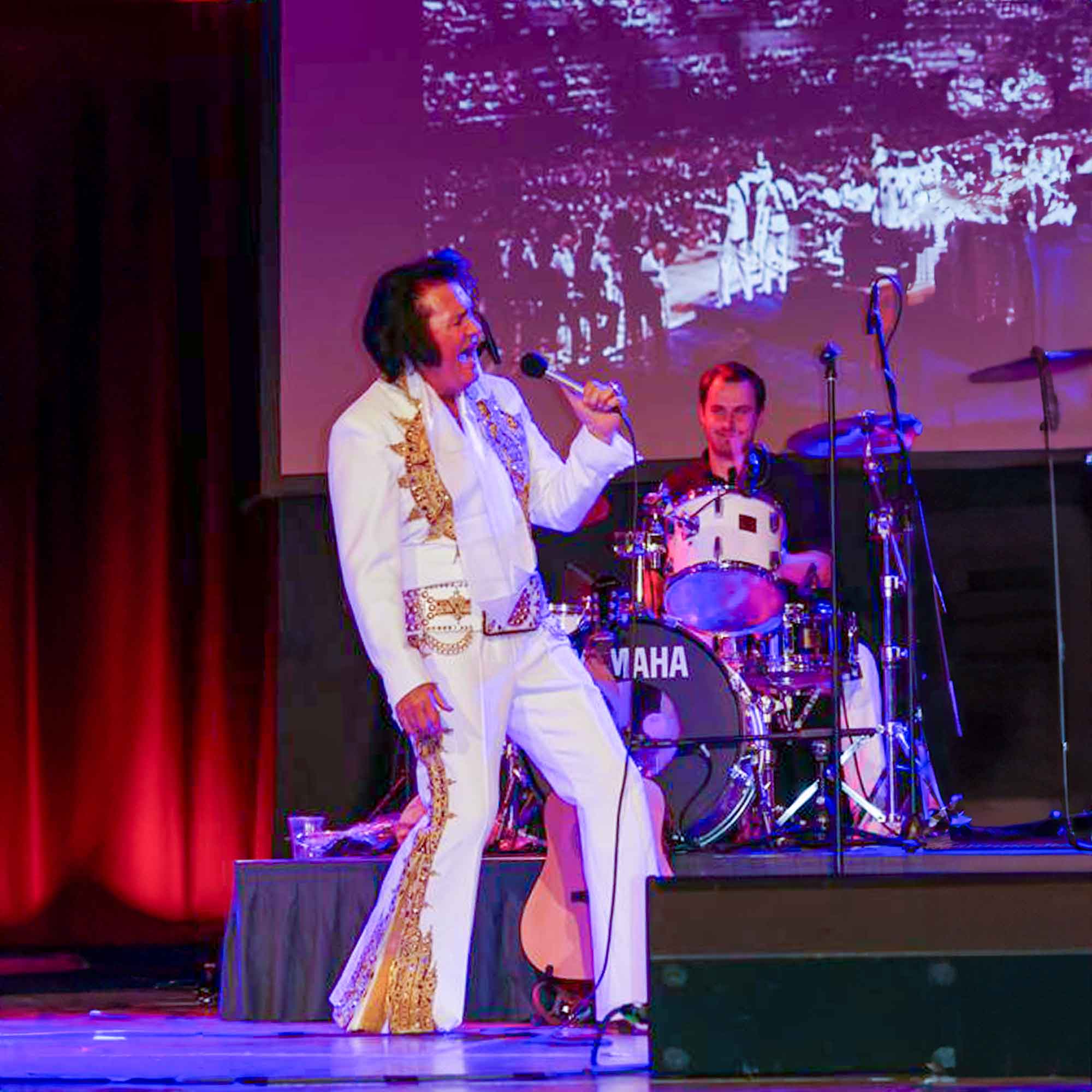 Stadthalle Werl: »Rio – The Voice of Elvis« mit Bigband und Chor, Gospel Session und Elvis in Concert ’77, 14. September 2024 Stadthalle Werl: »Rio – The Voice of Elvis« mit Bigband und Chor, Gospel Session und Elvis in Concert ’77, 14. September 2024