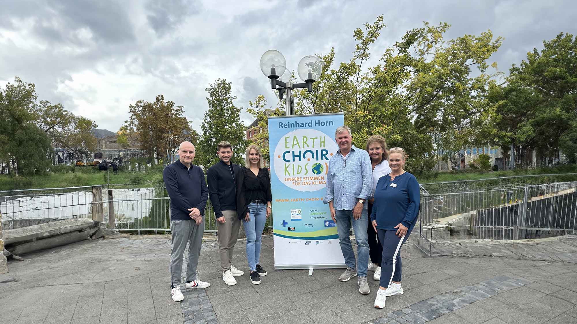 1.500 Schüler sind am Klimasongprojekt »Earth Choir Kids« von Reinhard Horn im Stadttheater Lippstadt beteiligt 1.500 Schüler sind am Klimasongprojekt »Earth Choir Kids« von Reinhard Horn im Stadttheater Lippstadt beteiligt
