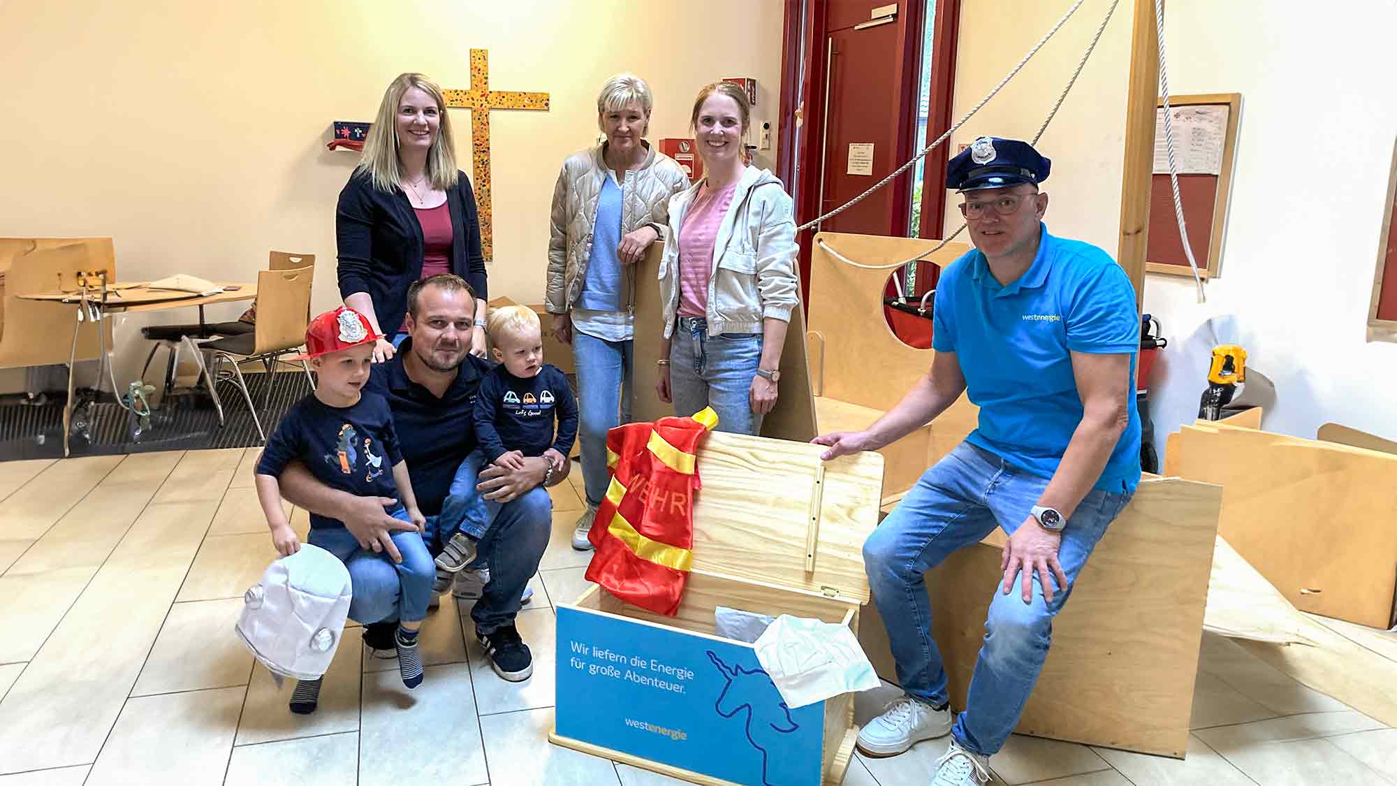 Westenergie überrascht Kita in Harsewinkel mit einer Theaterkiste – Kinder freuen sich über bunt gemischte Theatermasken und Kostüme Westenergie überrascht Kita in Harsewinkel mit einer Theaterkiste – Kinder freuen sich über bunt gemischte Theatermasken und Kostüme