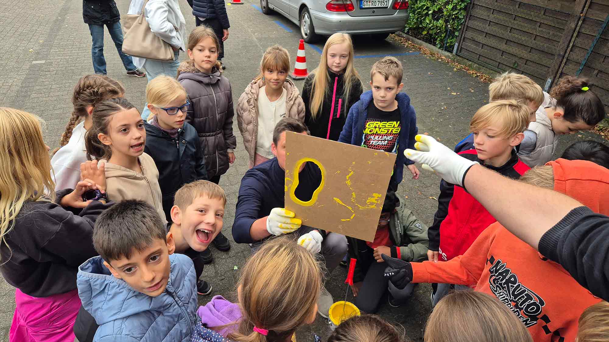Gütersloh: mehr Sicherheit auf dem Schulweg – Start des Projekts &raquo;Gelbe Füße&laquo; an den Grundschulen Große Heide und Heidewald