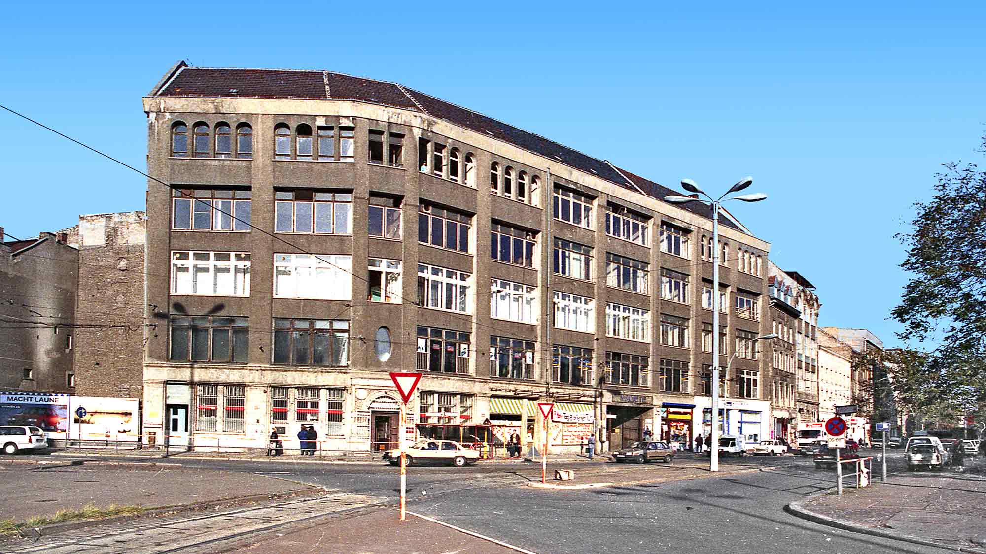 Fotografien zur Geschichte der Hackeschen Höfe und ihrer Nachbarschaft, Open Air Ausstellung startet mit Eröffnungsfeier am 10. Oktober 2024 Fotografien zur Geschichte der Hackeschen Höfe und ihrer Nachbarschaft, Open Air Ausstellung startet mit Eröffnungsfeier am 10. Oktober 2024