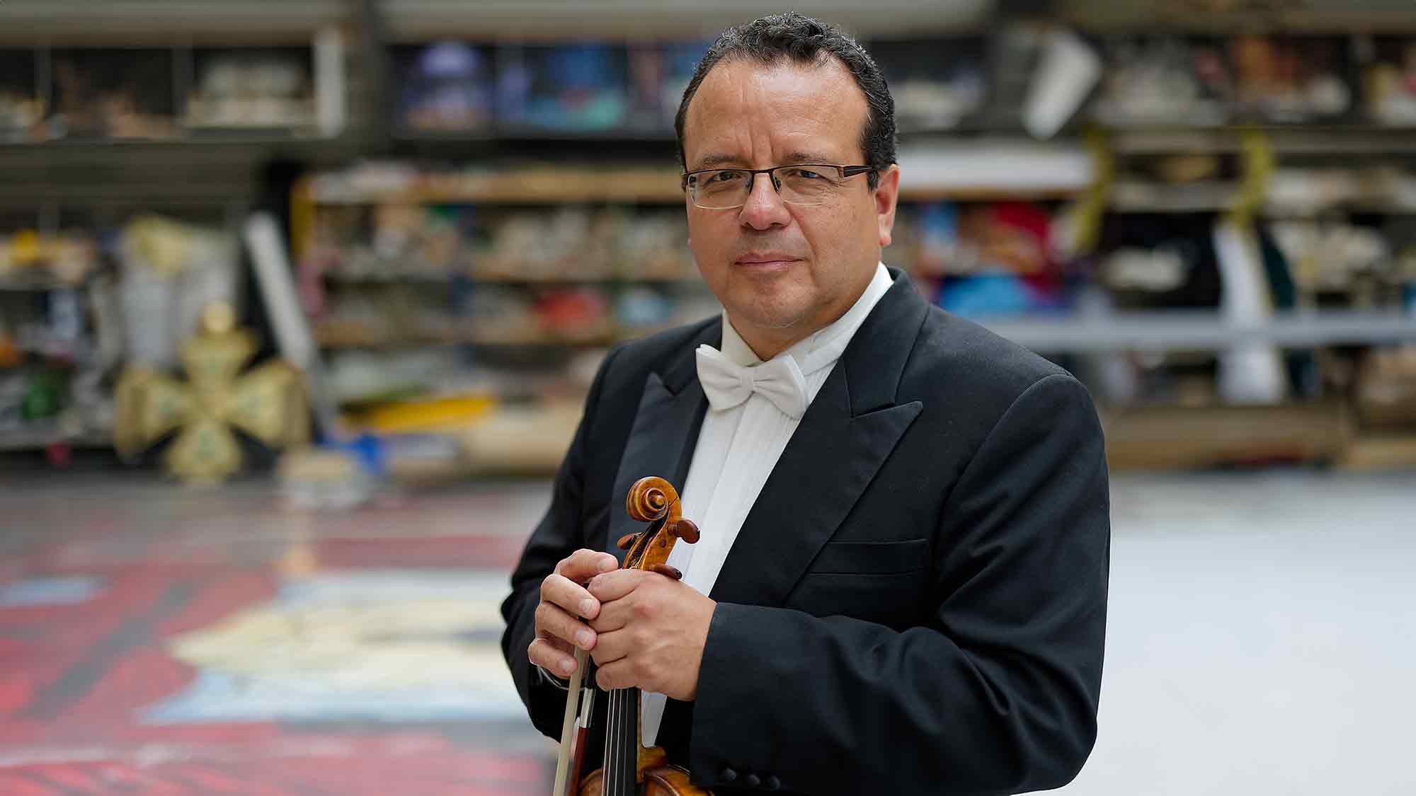 Theater Lübeck: Werke von Mozart, Walton und Schostakowitsch unter der Leitung des Ersten Konzertmeisters beim 2. Sinfoniekonzert, 20. und 21. Oktober 2024 Theater Lübeck: Werke von Mozart, Walton und Schostakowitsch unter der Leitung des Ersten Konzertmeisters beim 2. Sinfoniekonzert, 20. und 21. Oktober 2024