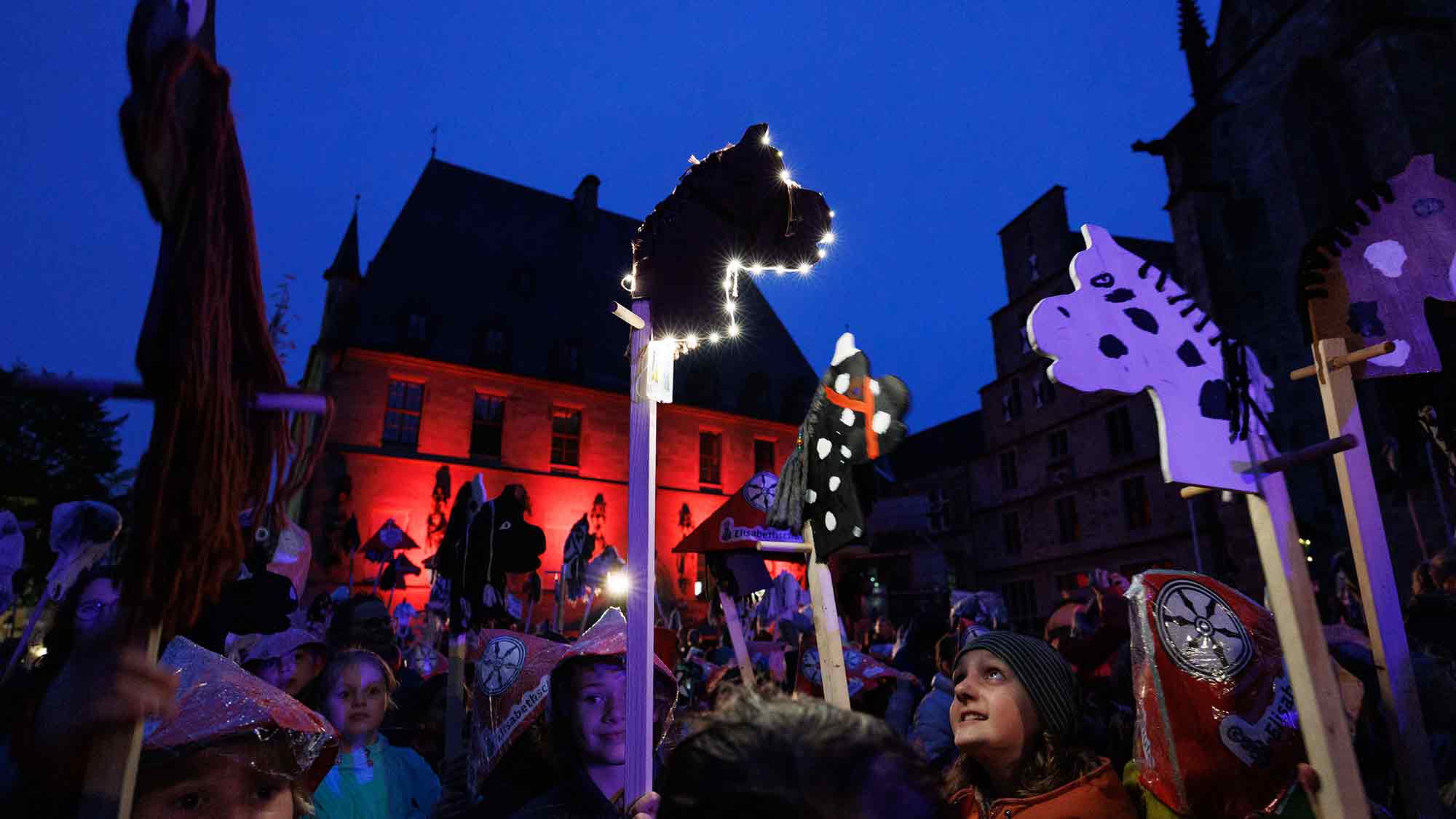 Osnabrück: Steckenpferdreiten findet am 24. Oktober 2024 statt – Kinder reiten wieder mit selbstgebastelten Steckenpferden über den Markt Osnabrück: Steckenpferdreiten findet am 24. Oktober 2024 statt – Kinder reiten wieder mit selbstgebastelten Steckenpferden über den Markt