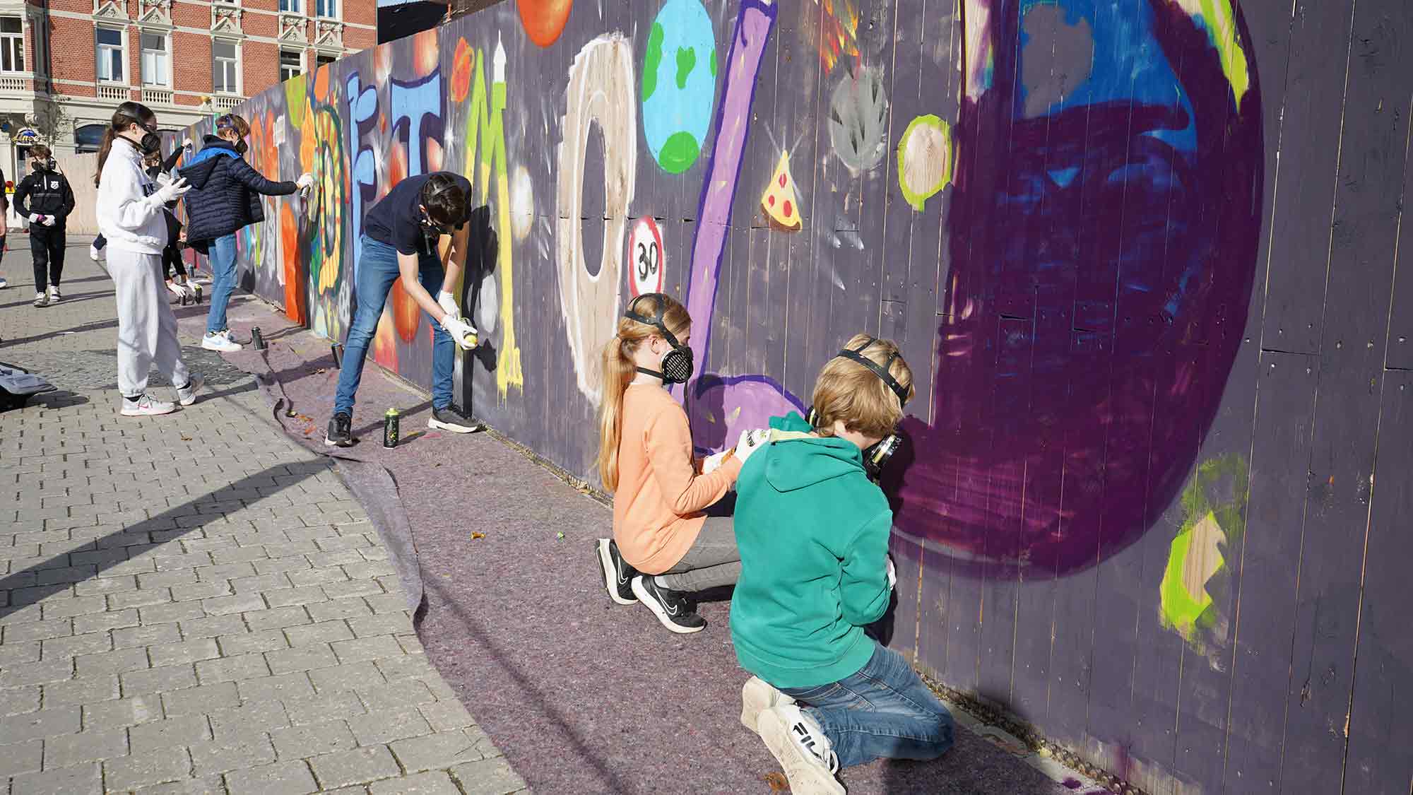 Detmold noch farbenfroher: Kinder und Jugendliche gestalten unter Anleitung des Bielefelder Street Art Künstlers Juri Lobunko den Bauzaun am Hornschen Tor Detmold noch farbenfroher: Kinder und Jugendliche gestalten unter Anleitung des Bielefelder Street Art Künstlers Juri Lobunko den Bauzaun am Hornschen Tor