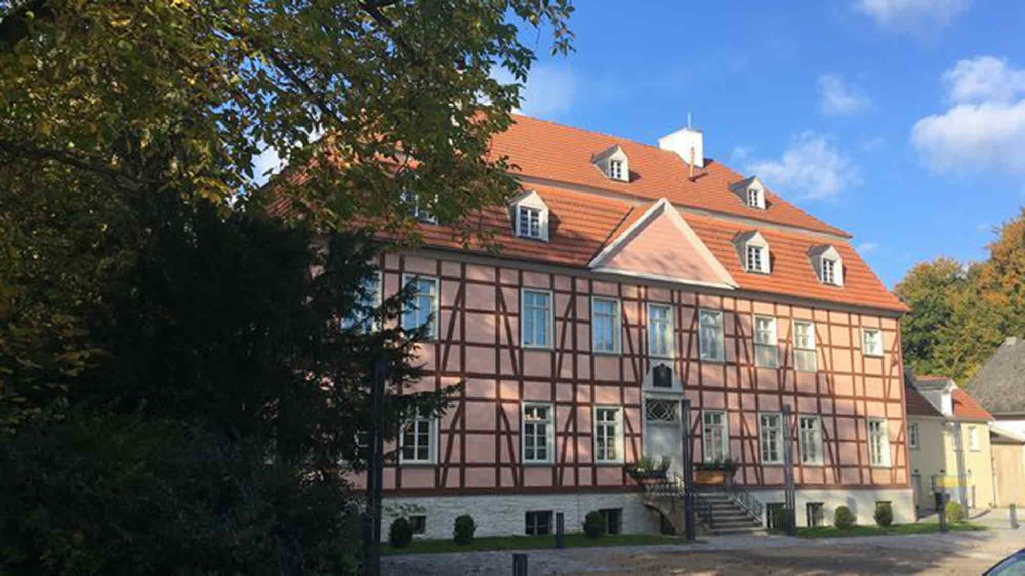 Podcast Reihe von »WestLotto« und Westfälischem Heimatbund – »Das Sprechende Denkmal« lässt 5 weitere Denkmäler in Westfalen zu Wort kommen Podcast Reihe von »WestLotto« und Westfälischem Heimatbund – »Das Sprechende Denkmal« lässt 5 weitere Denkmäler in Westfalen zu Wort kommen
