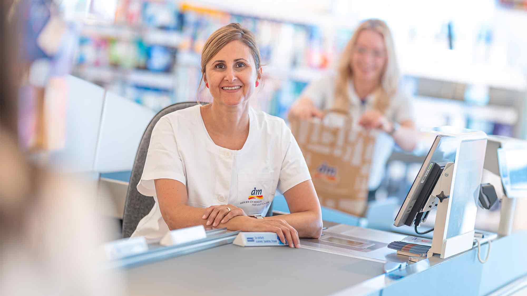 »dm« ist fit für die Zukunft: 9.000 neue Mitarbeiter und rund 320 Millionen Euro Investitionen in Deutschland »dm« ist fit für die Zukunft: 9.000 neue Mitarbeiter und rund 320 Millionen Euro Investitionen in Deutschland