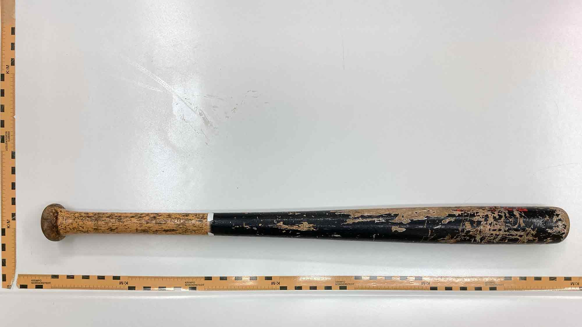 Polizei Gütersloh: Räuber droht mit Baseballschläger – Polizei veröffentlicht Fotos der Tatbekleidung und des Baseballschlägers