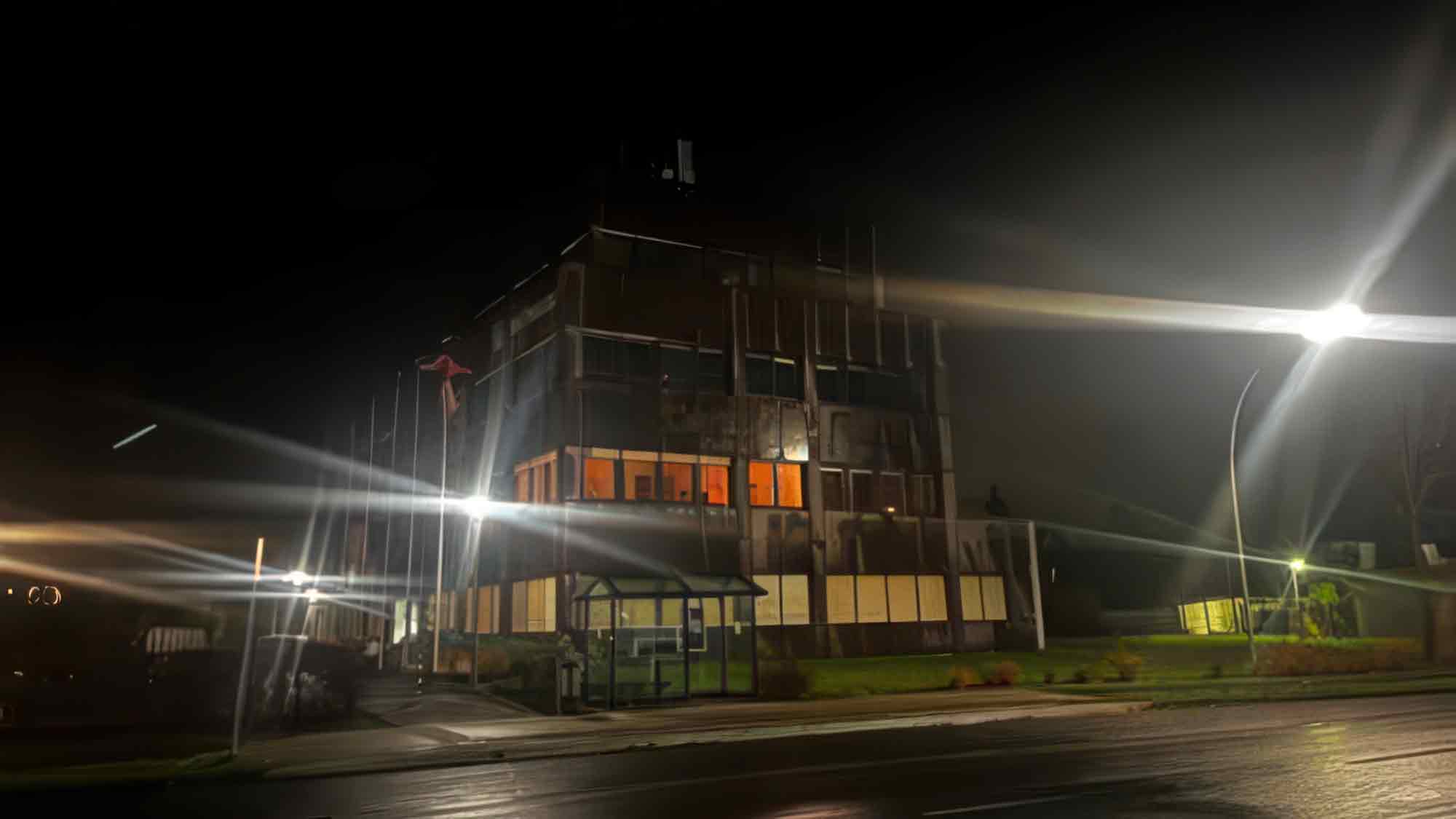 Nein zu Gewalt gegen Frauen: Orangefarbene Fahne und beleuchtetes Rathaus setzen Zeichen in Herzebrock Clarholz