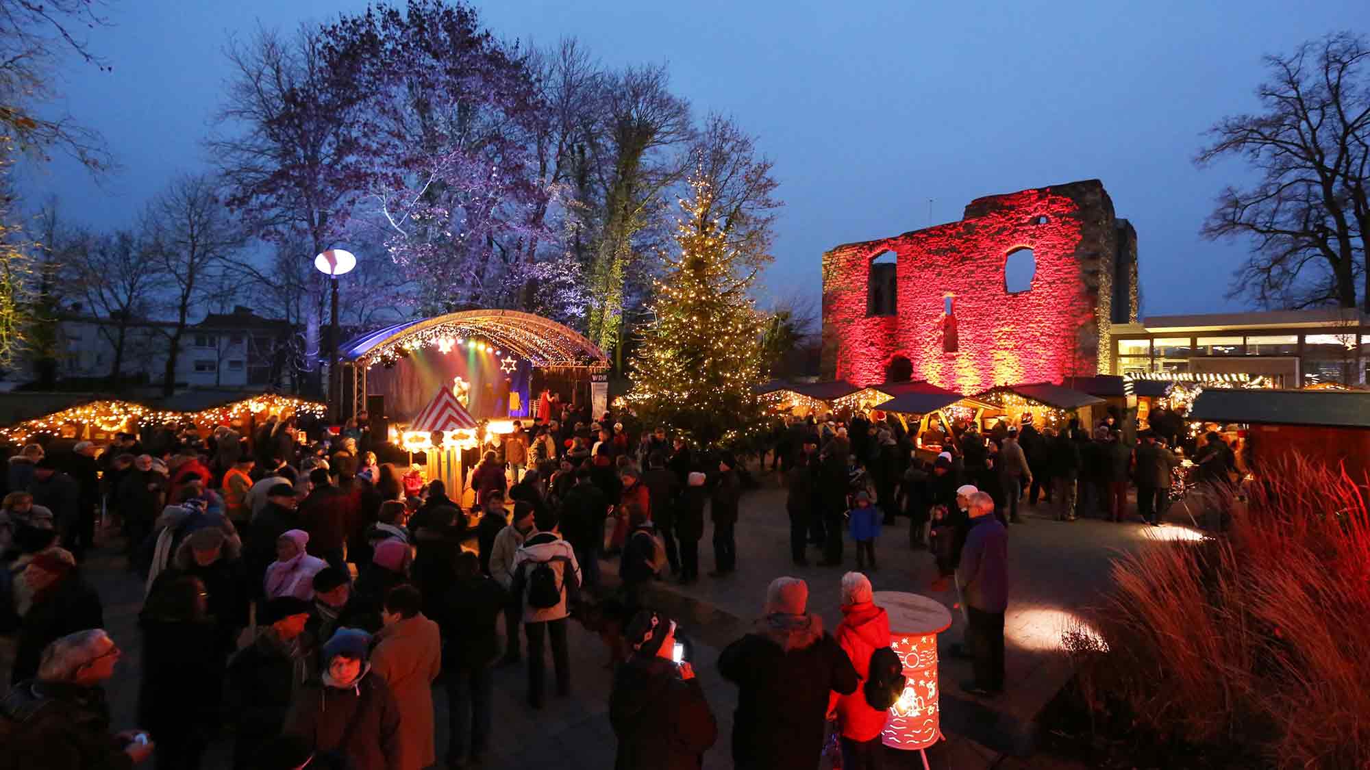 Weihnachtlicher Zauber an der Burg, familienfreundlicher Weihnachtsmarkt am 1. Adventswochenende in Bad Lippspringe Weihnachtlicher Zauber an der Burg, familienfreundlicher Weihnachtsmarkt am 1. Adventswochenende in Bad Lippspringe