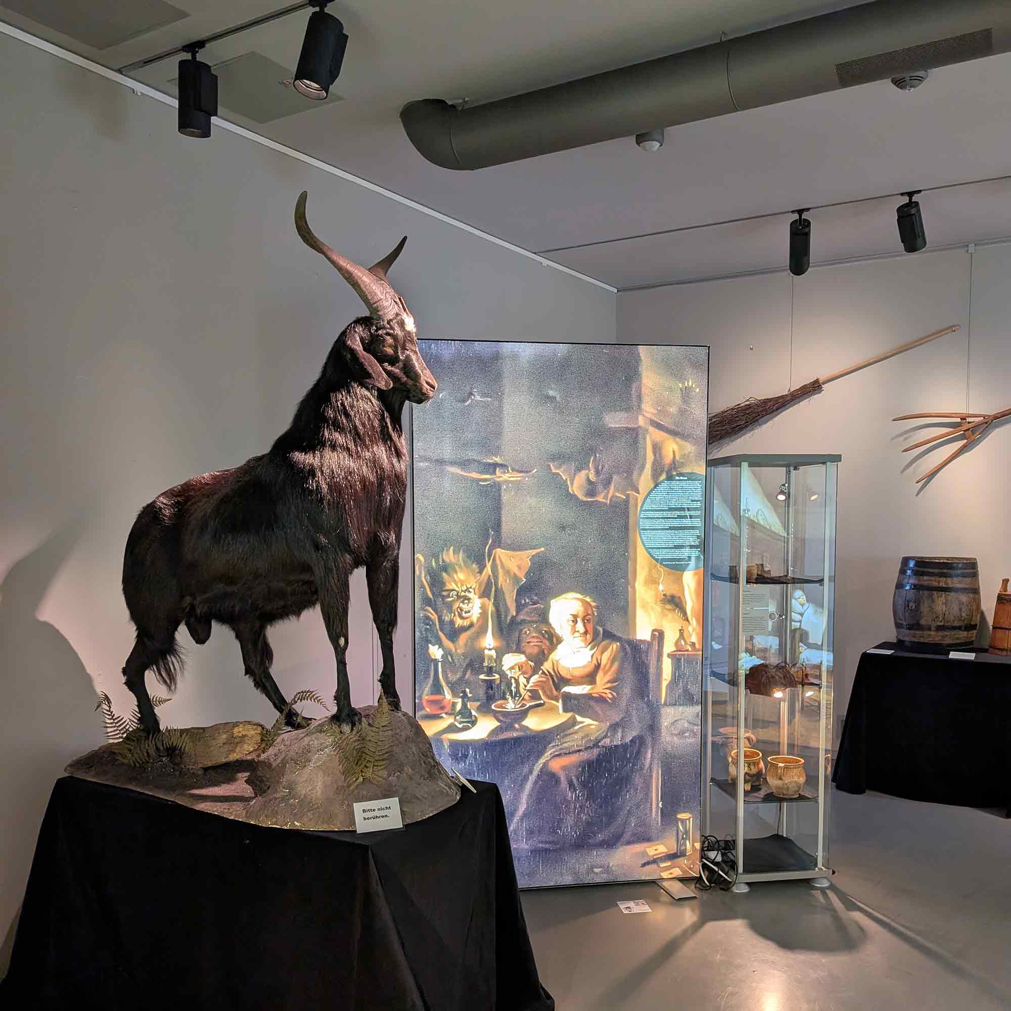 Museum Hexenbürgermeisterhaus Lemgo: &raquo;Hexenwahn. Glaube. Macht. Angst&laquo;, Fokus auf Sonderausstellung bei öffentlicher Sonntagsführung