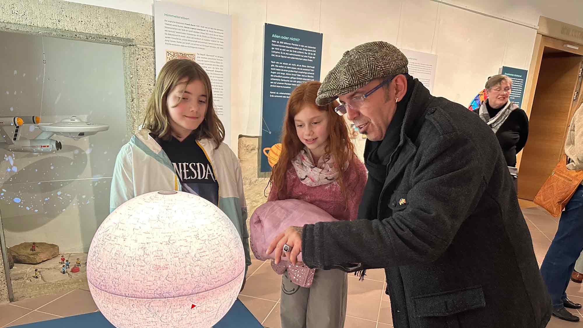 Öffentliche Erlebnisführung durch die neue Sonderausstellung »Alles außer irdisch. Sternstunden der Astronomie« im Weserrenaissance Museum Schloss Brake, Lemgo, 19. Januar 2025 Öffentliche Erlebnisführung durch die neue Sonderausstellung »Alles außer irdisch. Sternstunden der Astronomie« im Weserrenaissance Museum Schloss Brake, Lemgo, 19. Januar 2025