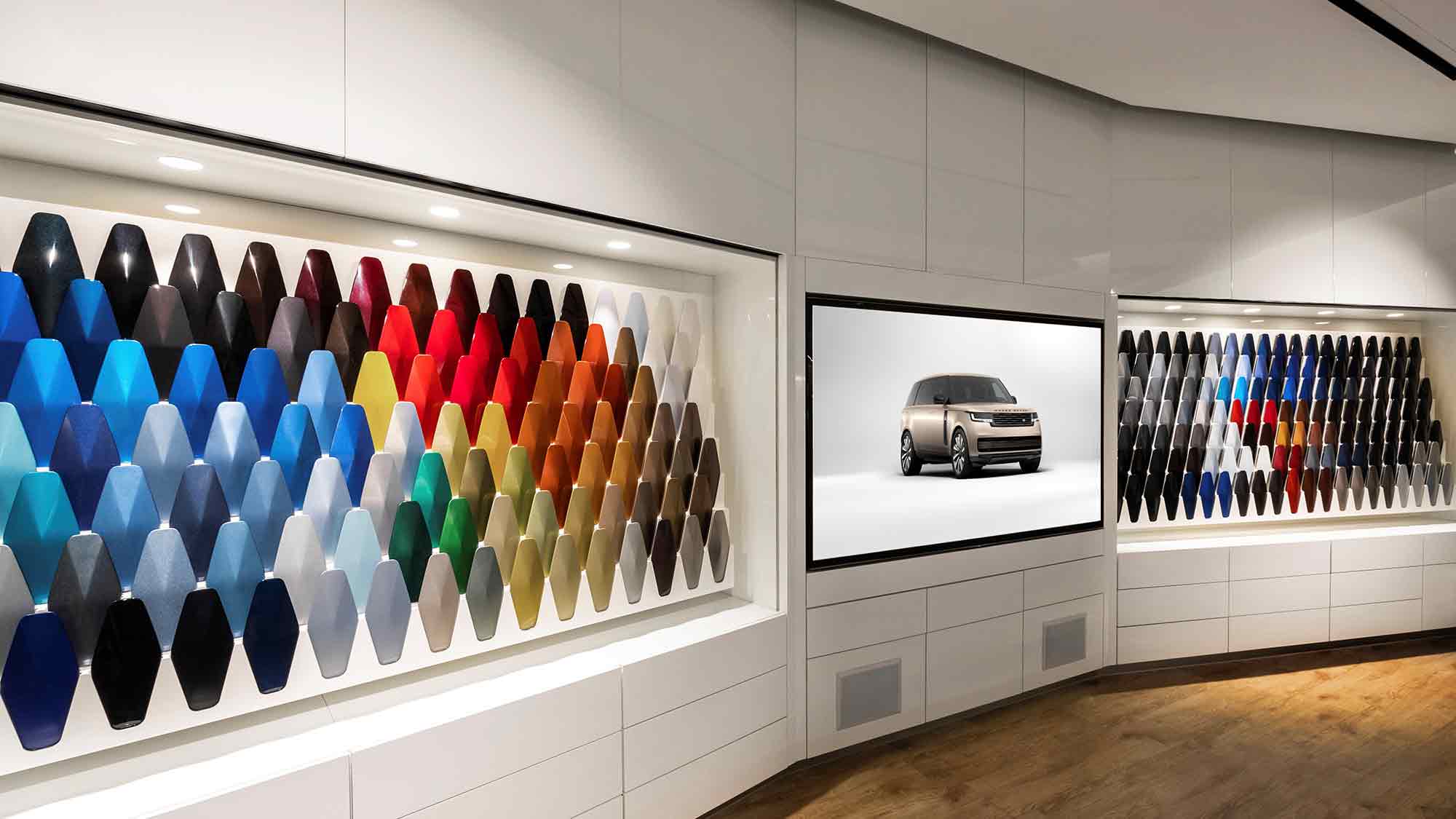 Jaguar Land Rover investiert 77 Millionen Euro in die nachhaltige Erweiterung der Lackieranlagen für die Personalisierung der SV Bespoke Modelle Jaguar Land Rover investiert 77 Millionen Euro in die nachhaltige Erweiterung der Lackieranlagen für die Personalisierung der SV Bespoke Modelle