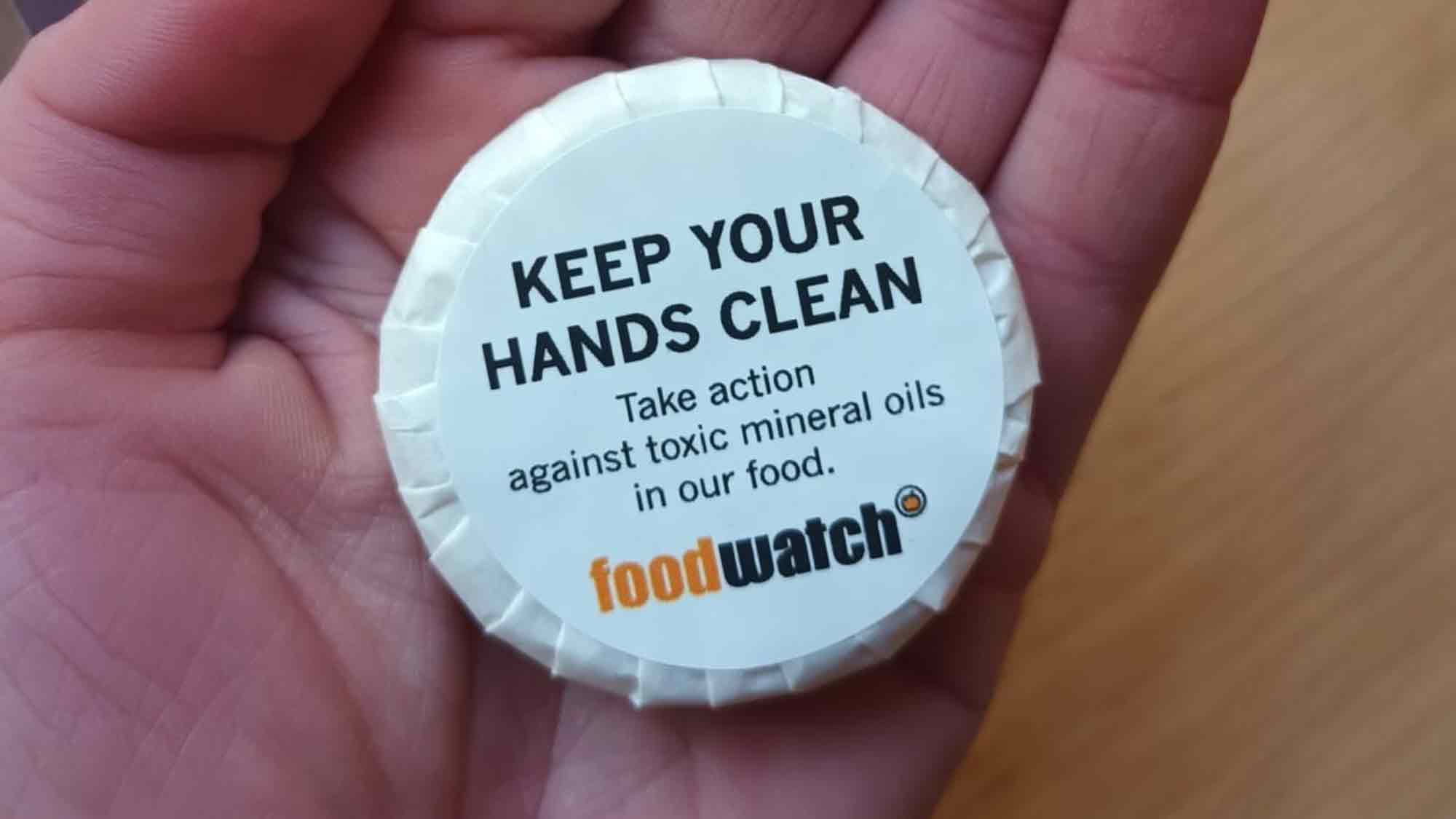 Mehr als 200.000 Bürger fordern strenge Grenzwerte für Mineralöl in Lebensmitteln: Foodwatch übergibt Petition an EU Kommission Mehr als 200.000 Bürger fordern strenge Grenzwerte für Mineralöl in Lebensmitteln: Foodwatch übergibt Petition an EU Kommission